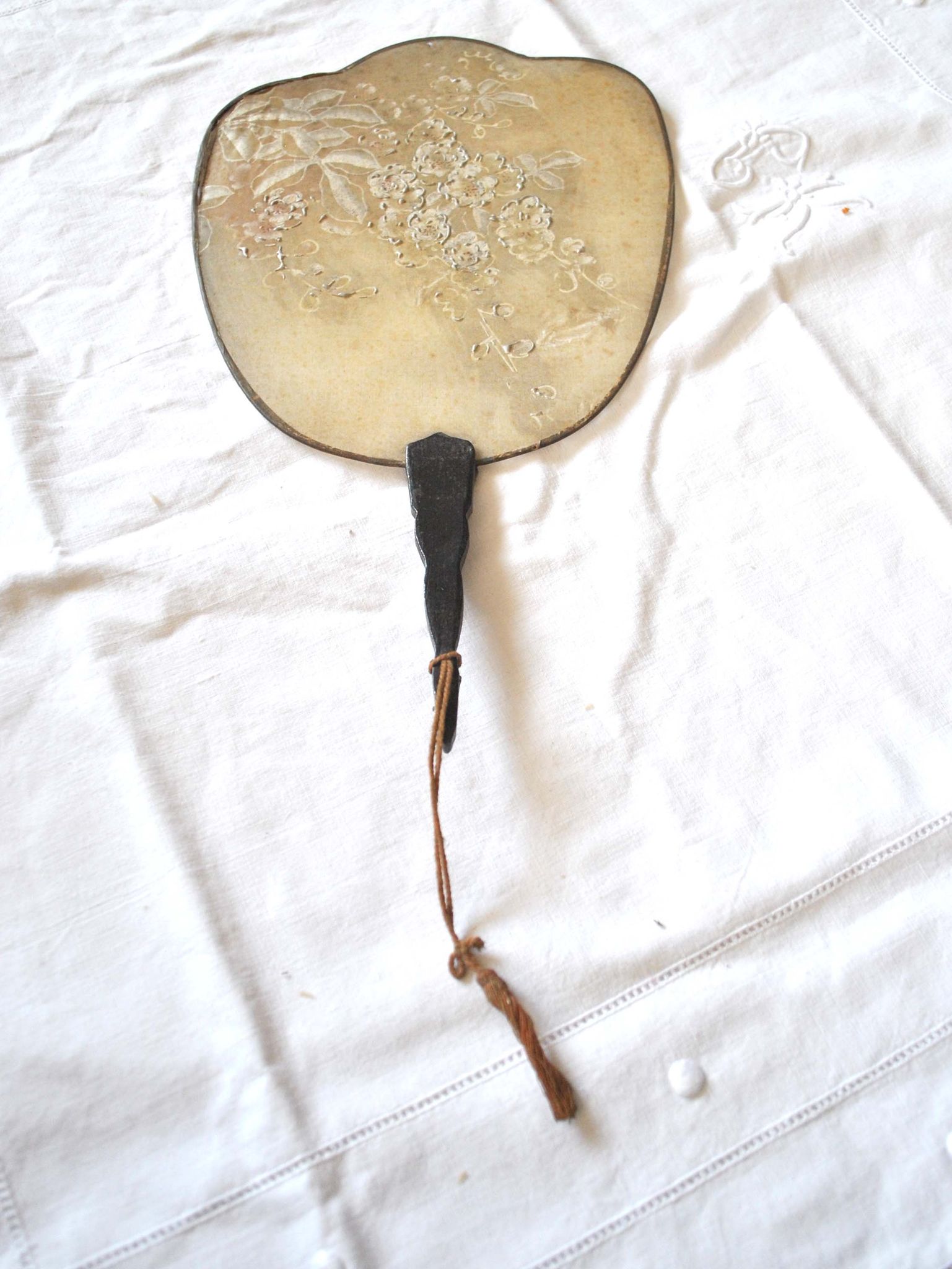 Antique fan - hand screen in painted silk and black wood - white flowers 19th century