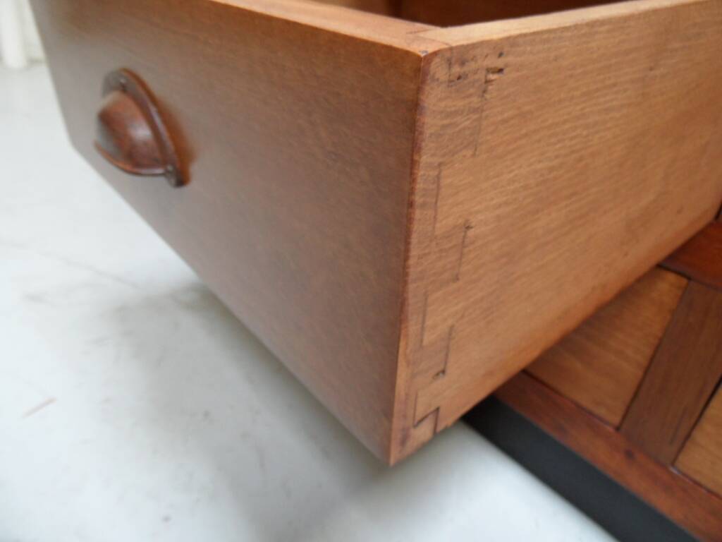 Buffet vintage avec tiroirs