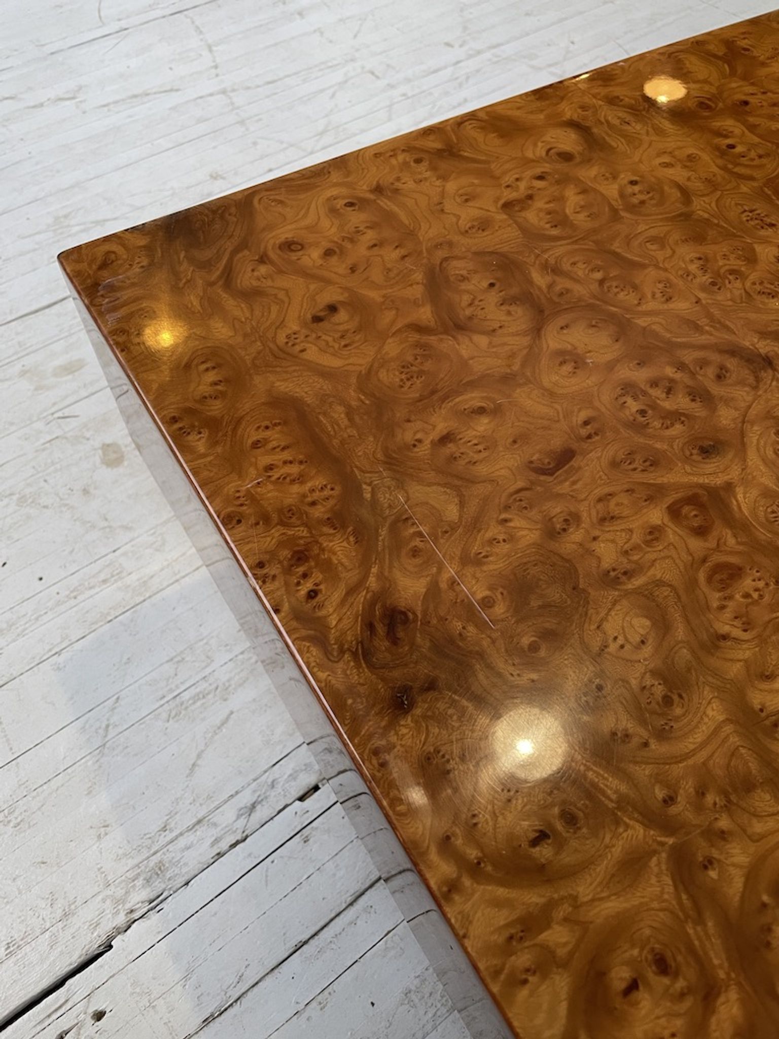 Table basse italienne laque loupe d’orme