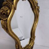Miroir style rocaille en stuc doré