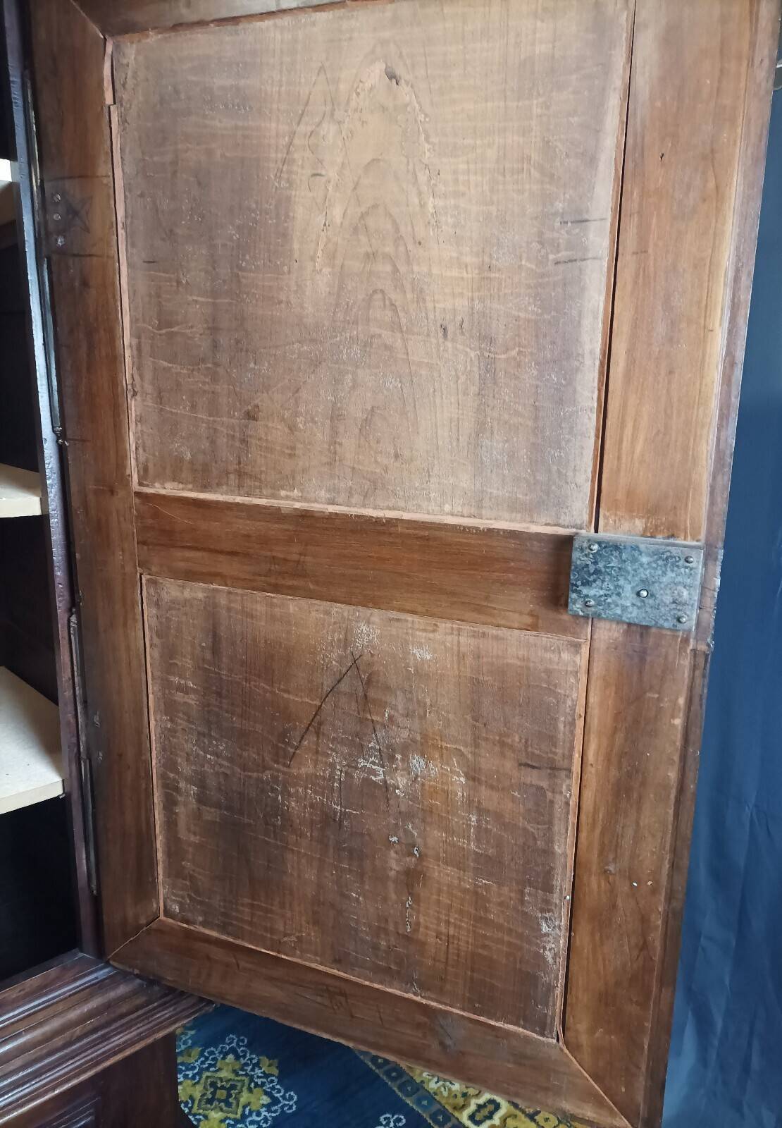 Standing man from the Louis XIII era in walnut with a diamond point.