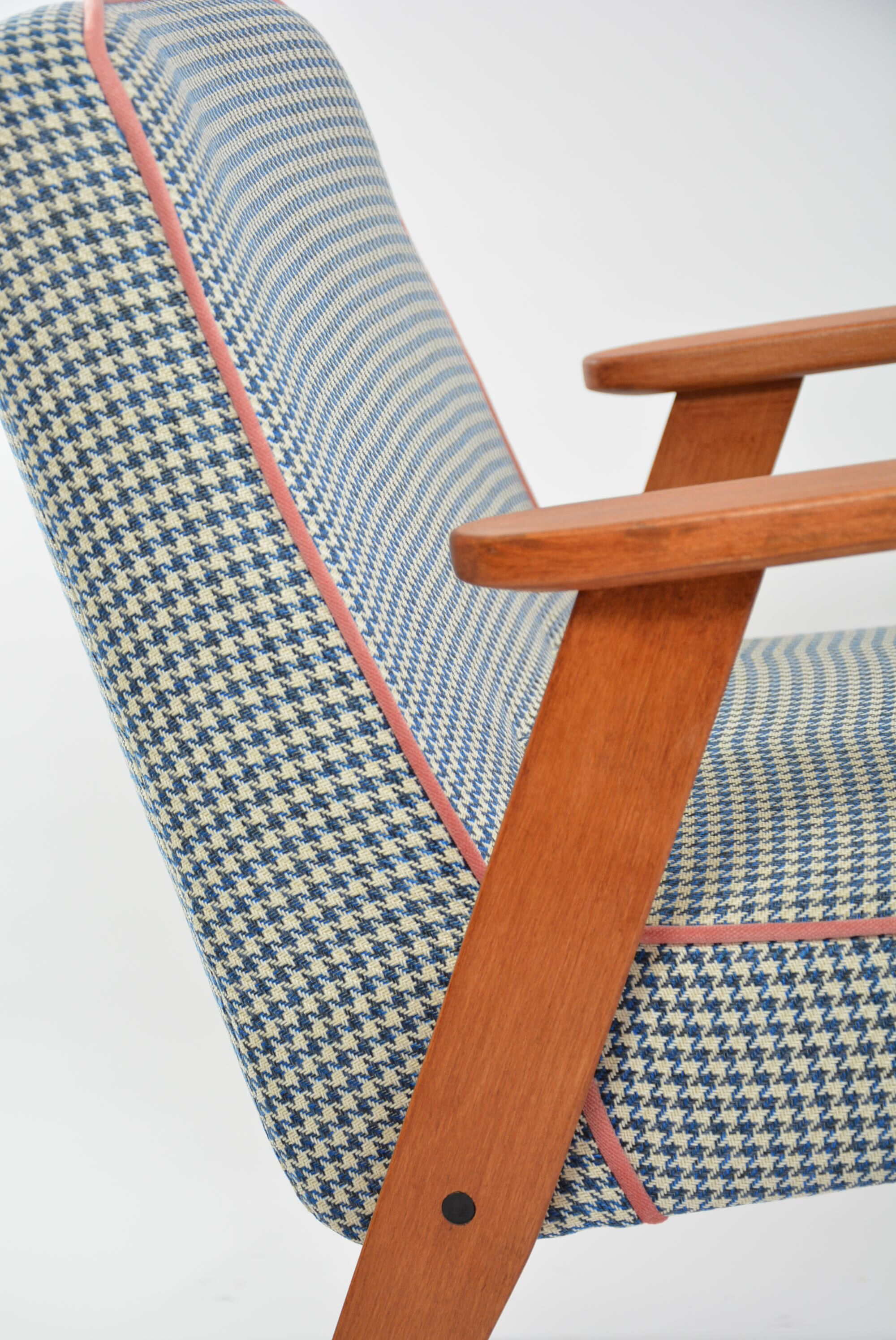 Fauteuil 366 pieds de poule bleu