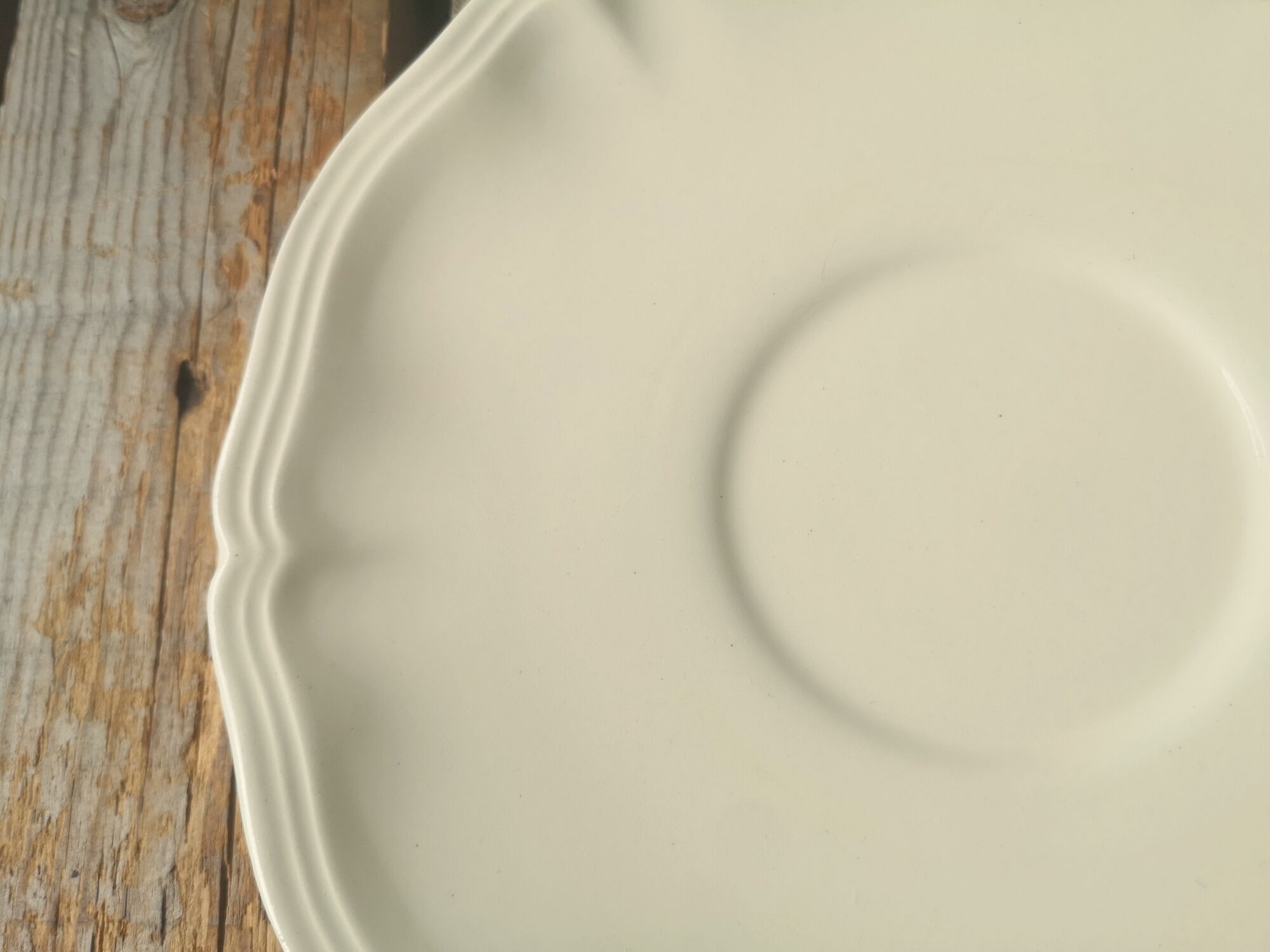 7 large saucers Sarreguemines in off-white faience