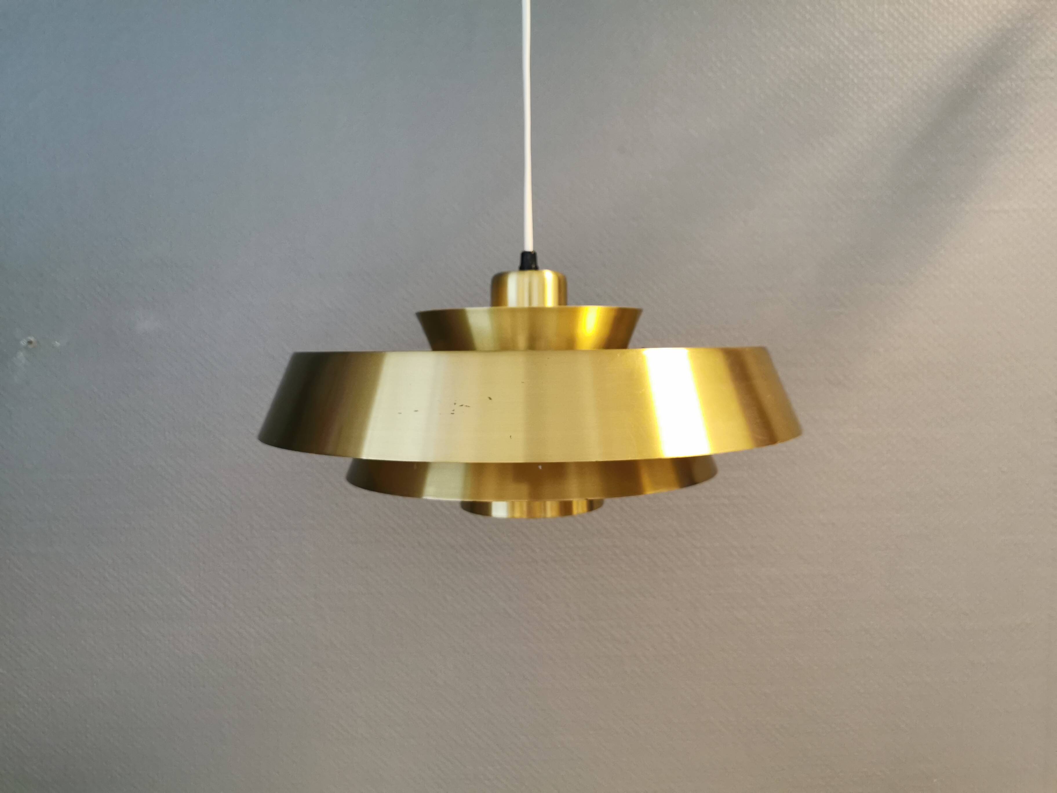 Une lampe suspendue danoise en laiton massif du milieu du siècle par Jo Hammerborg pour Fog & Mørup.