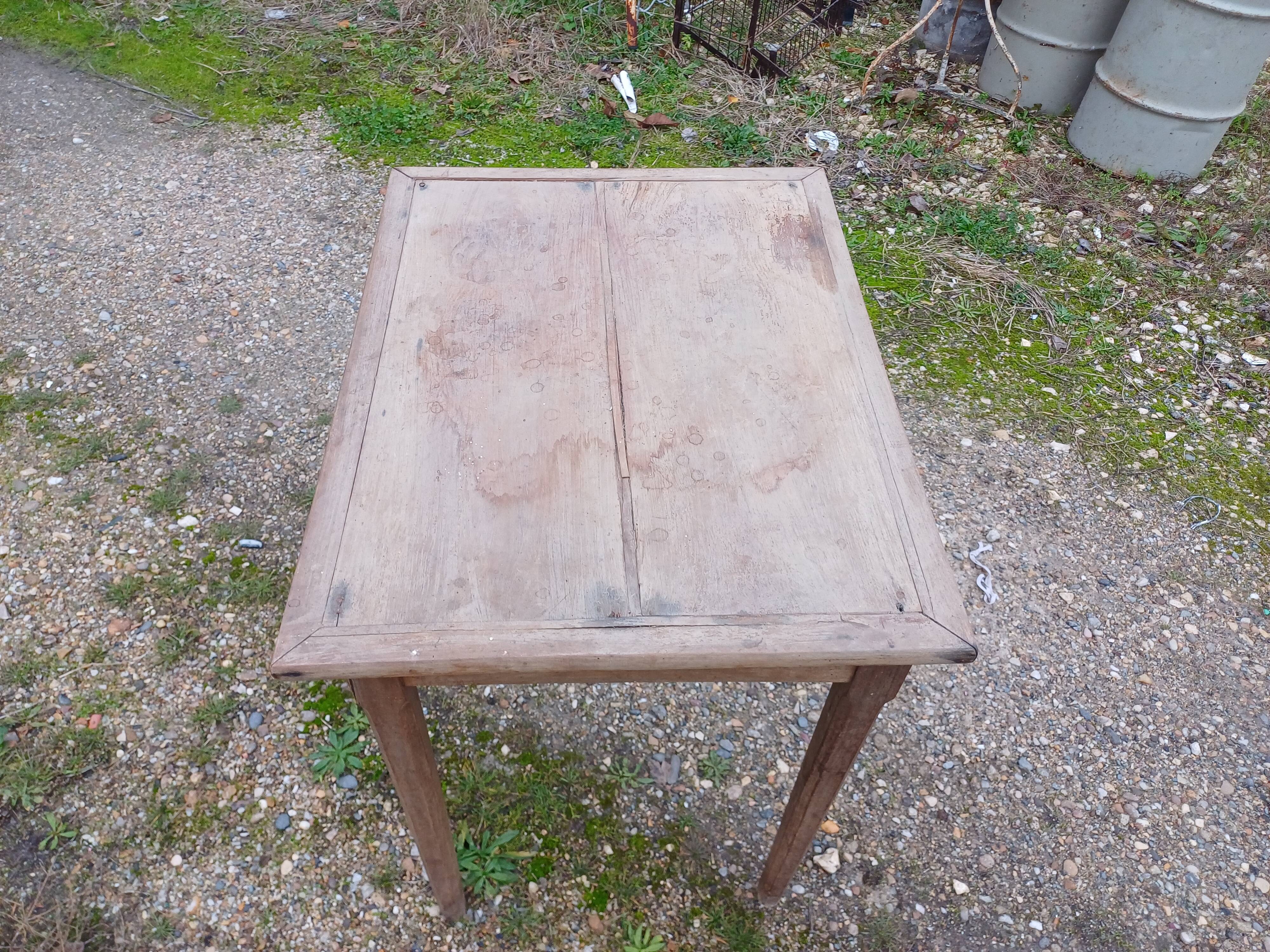 Small walnut table, 1 drawer