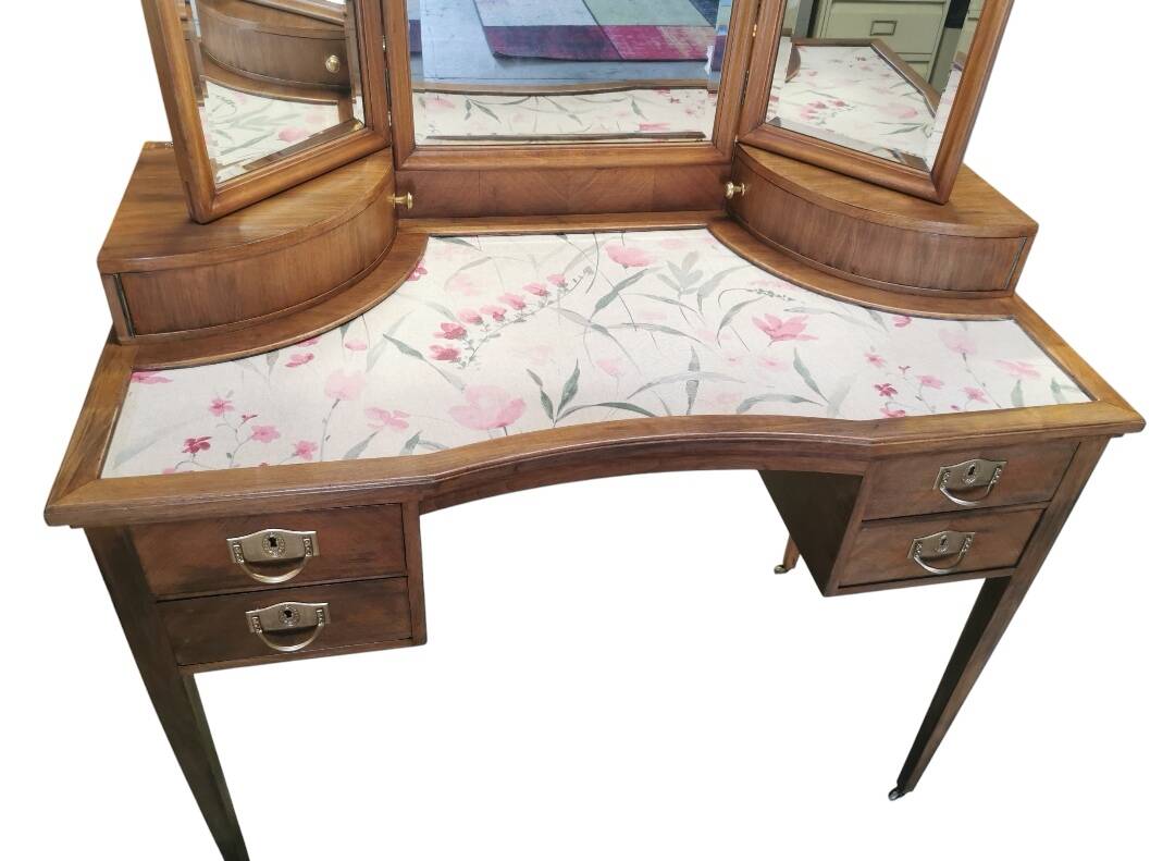 Dressing table with a triptych mirror