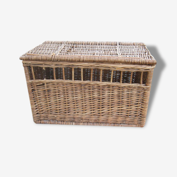 Wicker basket vintage pigeons