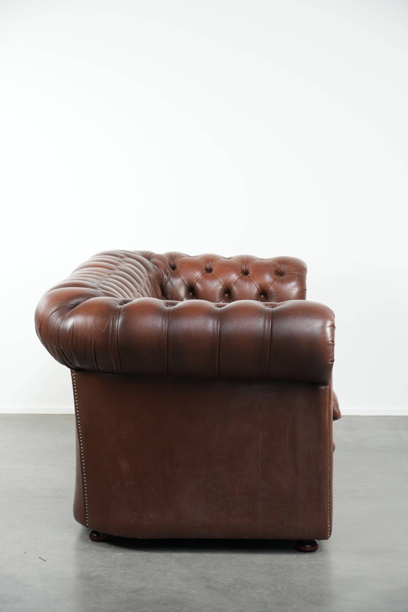 Canapé chesterfield 2,5 places en cuir de vachette vintage au look robuste