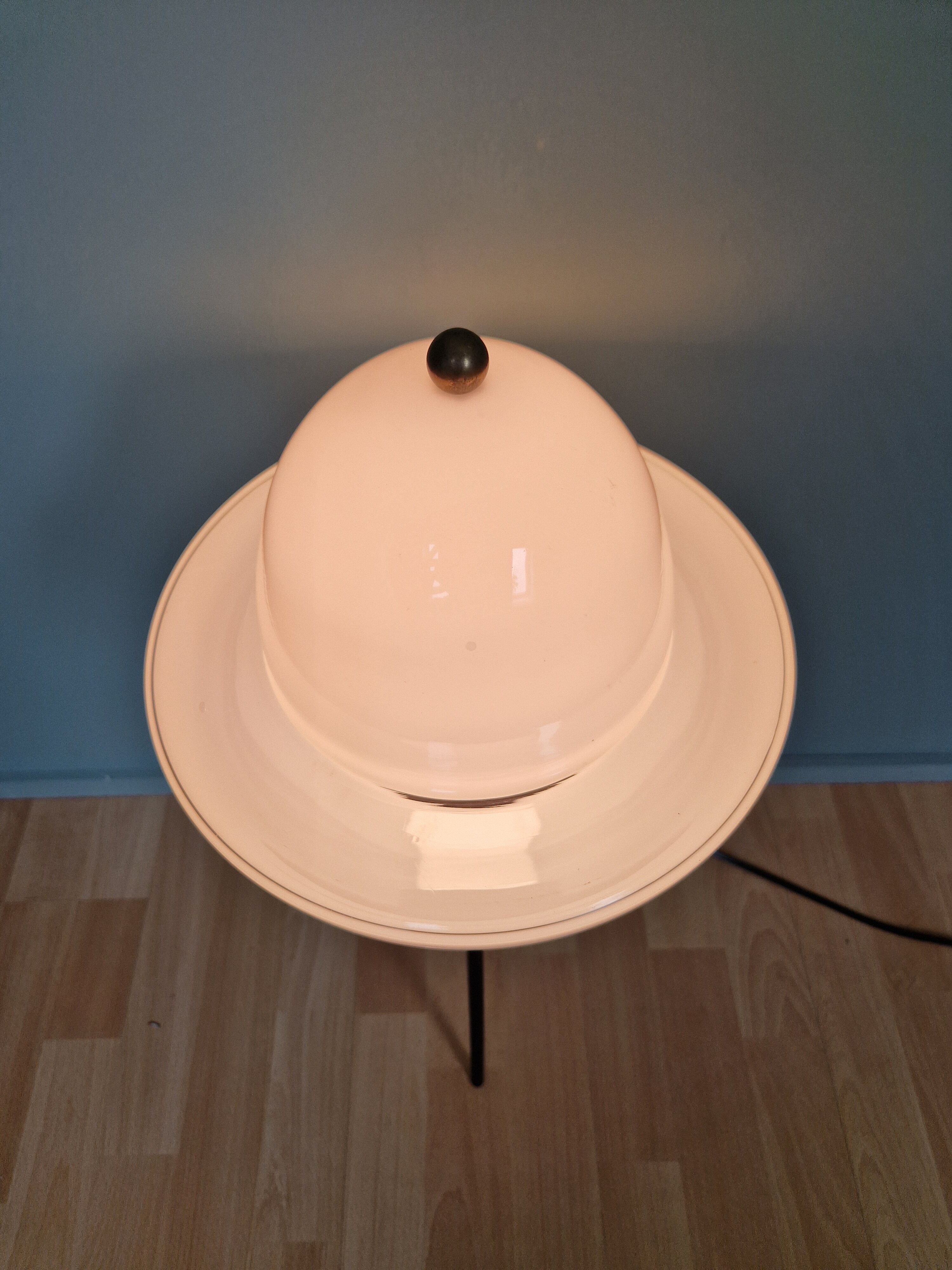 Tripod lamp in opaline glass and black lacquered metal