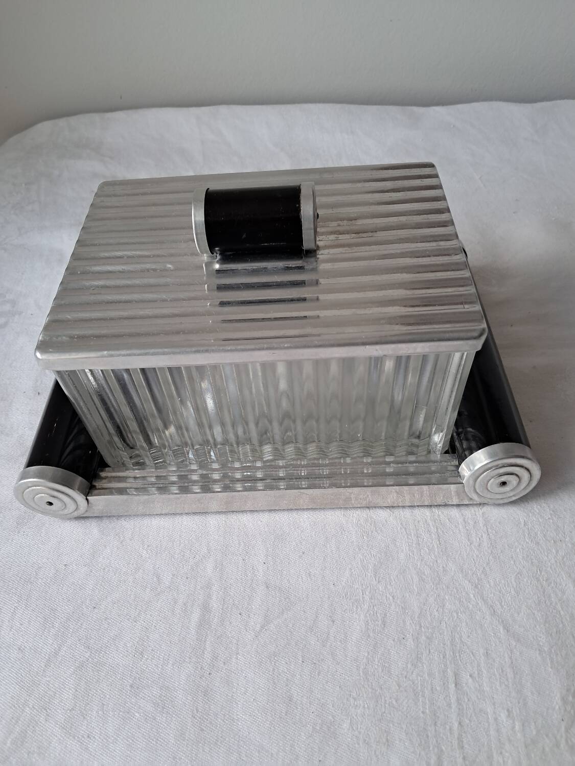 Biscuit tin on its mirrored tray, 1920