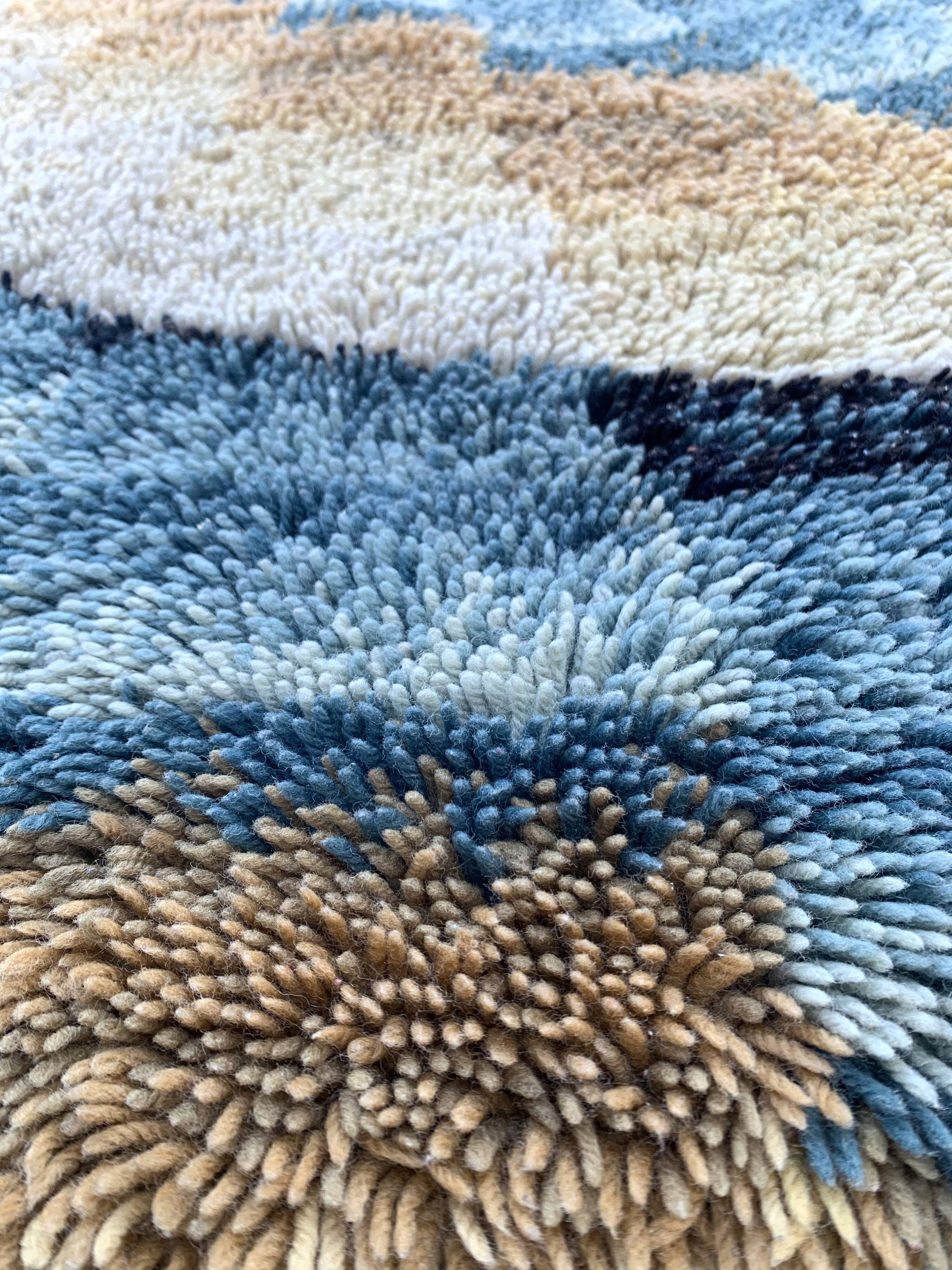Round vintage carpet 135cm