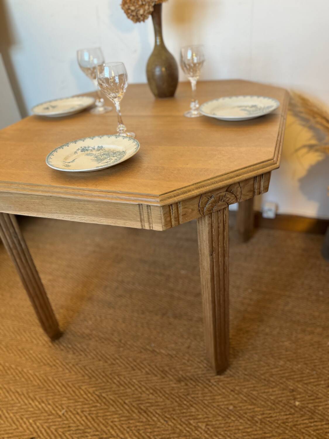 Extendable wooden art deco table for 4 to 8 people