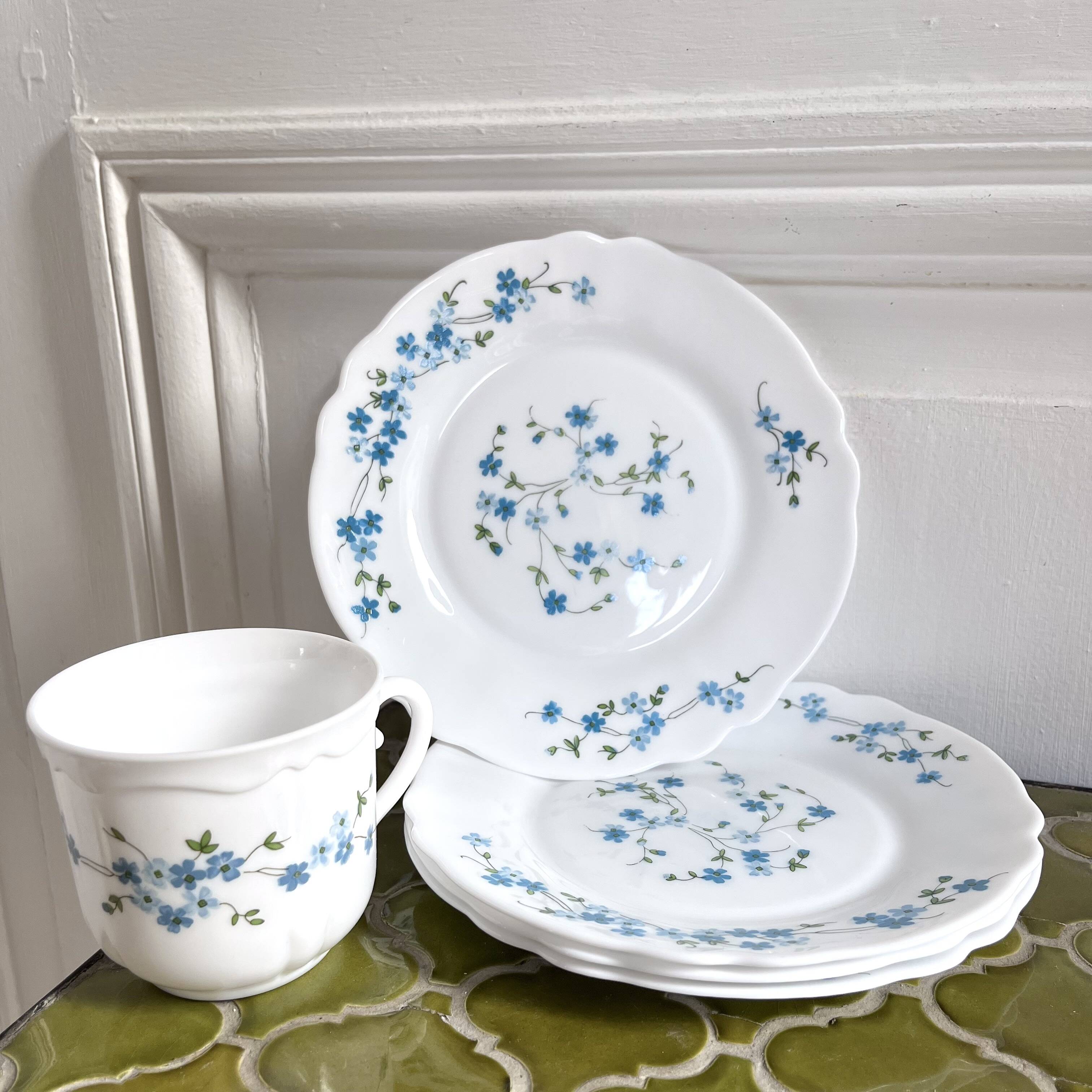 Assiettes à dessert fleurs myosotis Arcopal