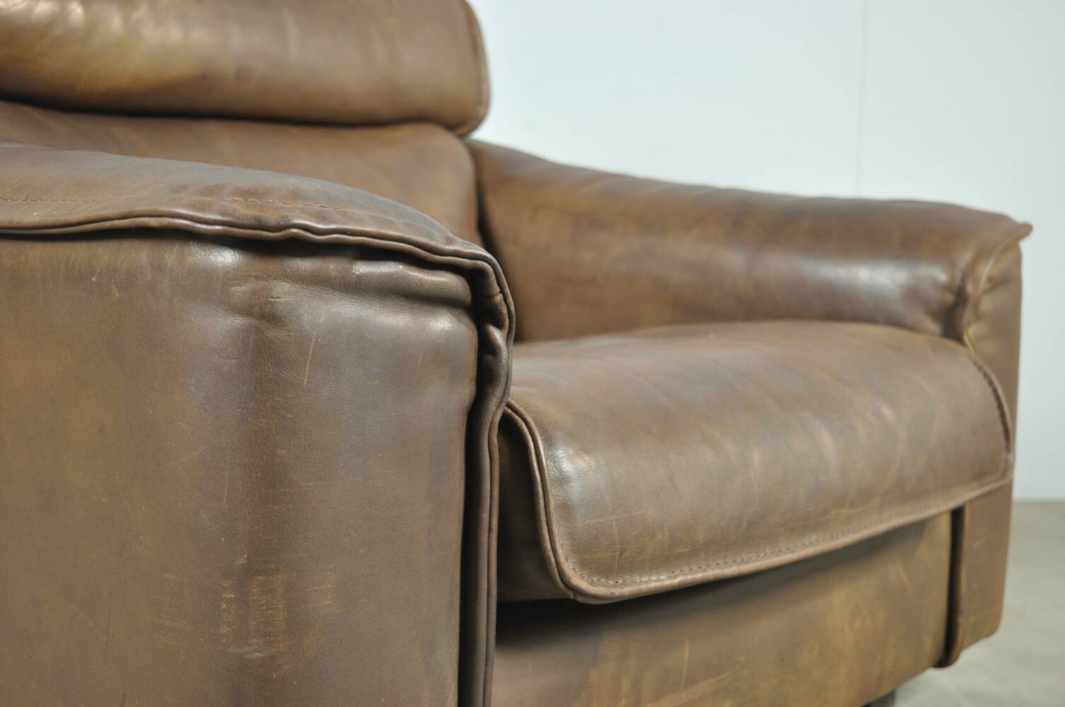 Buffalo leather vintage brutalist armchair by hugo de ruiter, leolux, 1970s