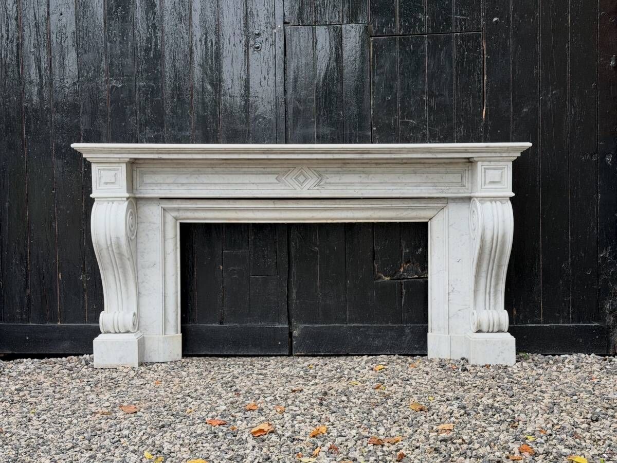 Large Charles X fireplace in white Carrara marble, 19th century.