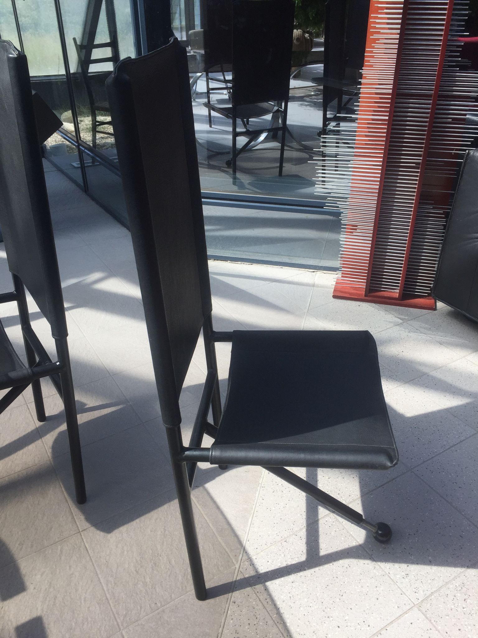 Set of 6 dining room chairs with tripod legs in grained leather and metal 1970