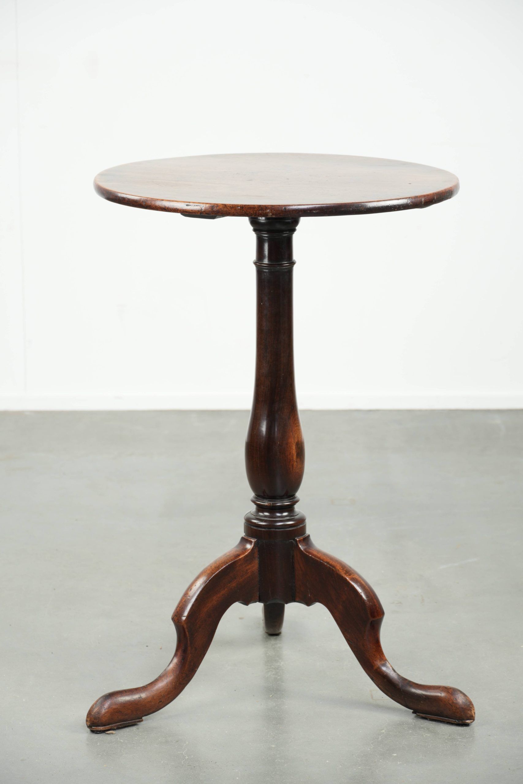 Round antique side/wine table from the late 18th century with a subtle foot