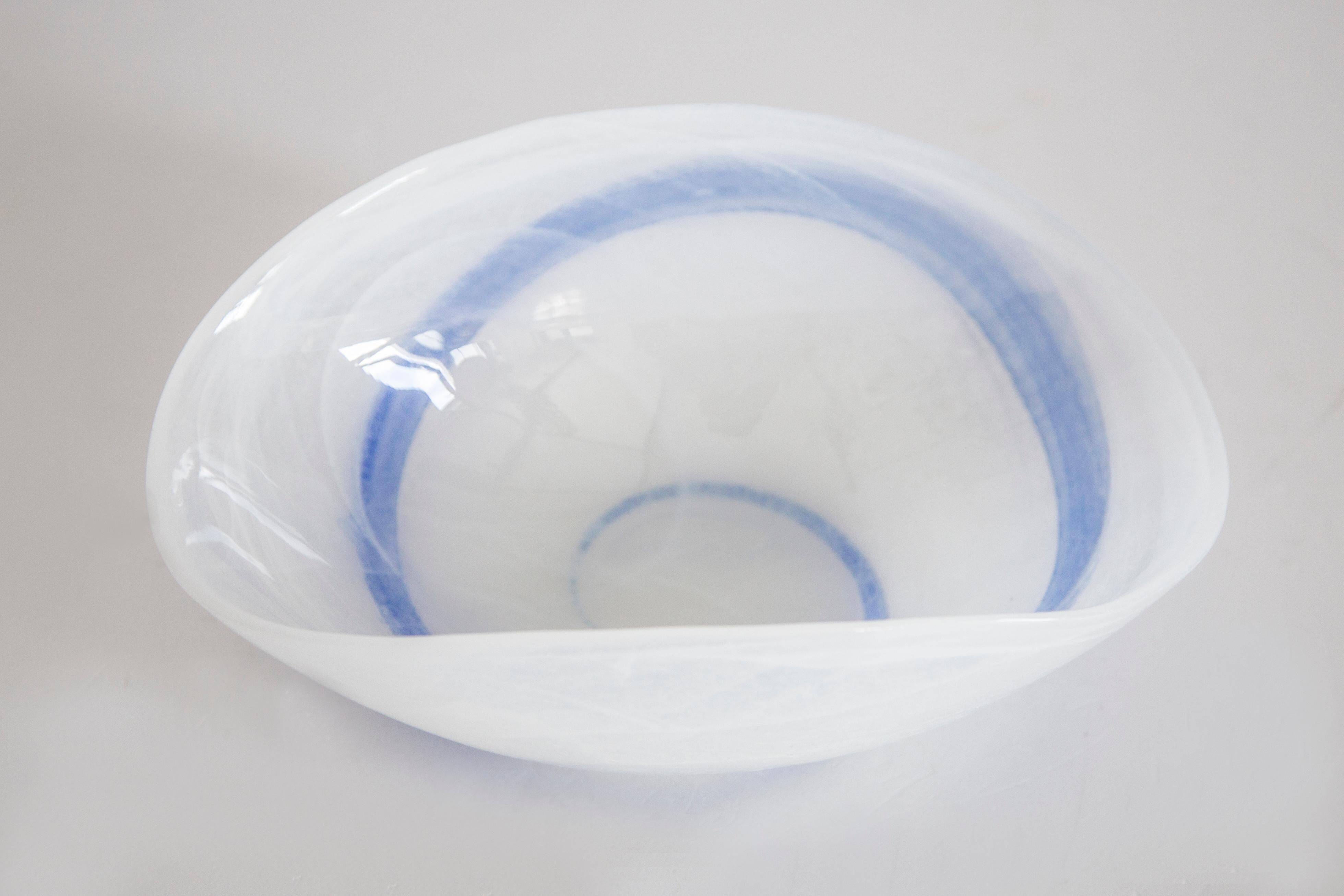 Coupelle Murano en verre bleu et blanc style milieu du 20ème siècle, Italie, années 2000