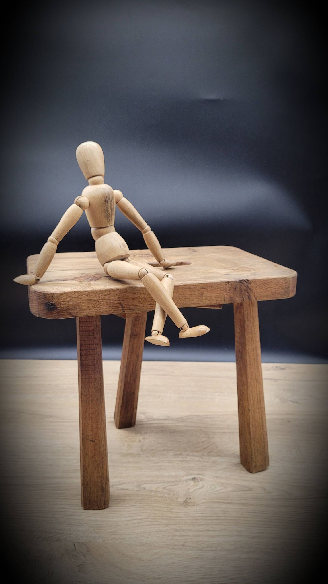 Tabouret tripode rectangle poignée