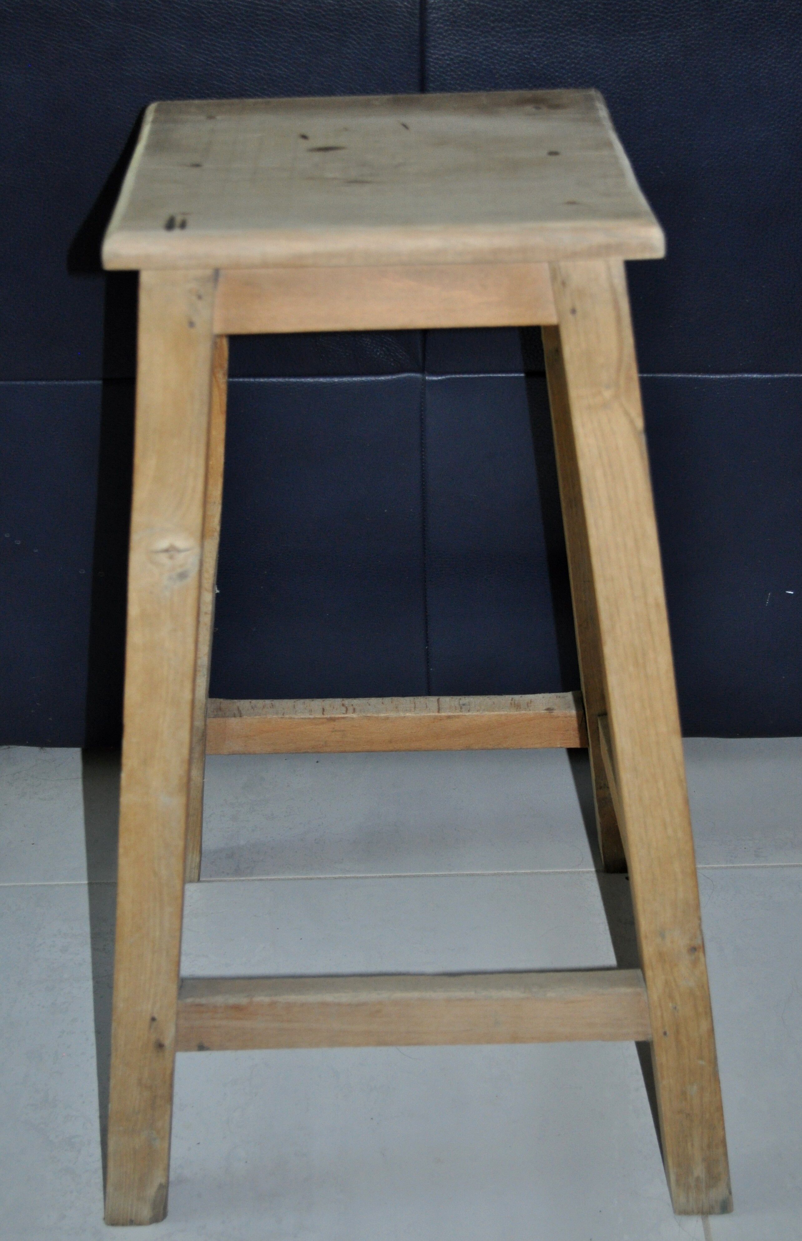 Rustic tabouret made in Périgord