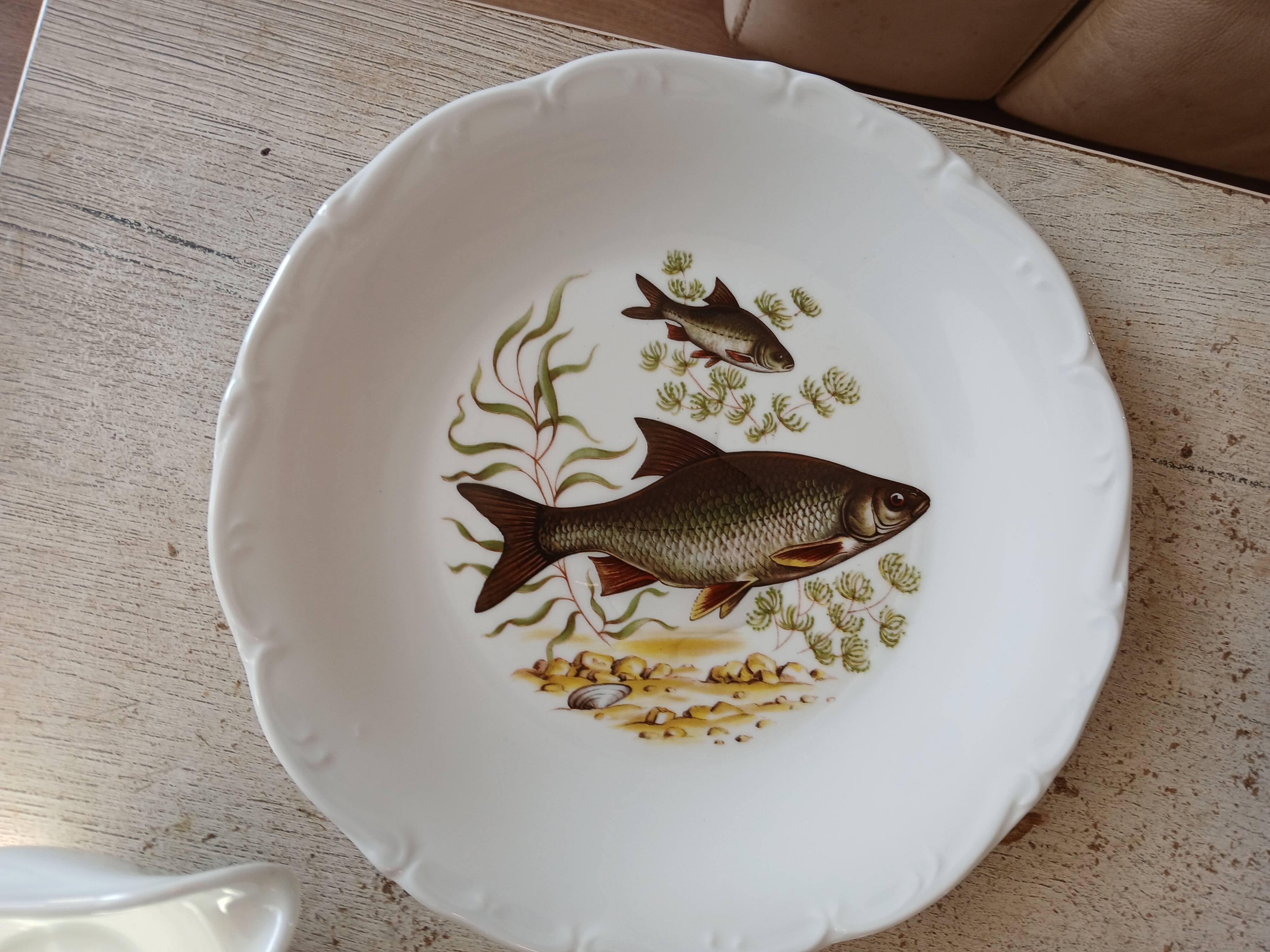 11 dinner plates, one large oval dish, and one gravy boat.