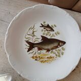 11 dinner plates, one large oval dish, and one gravy boat.