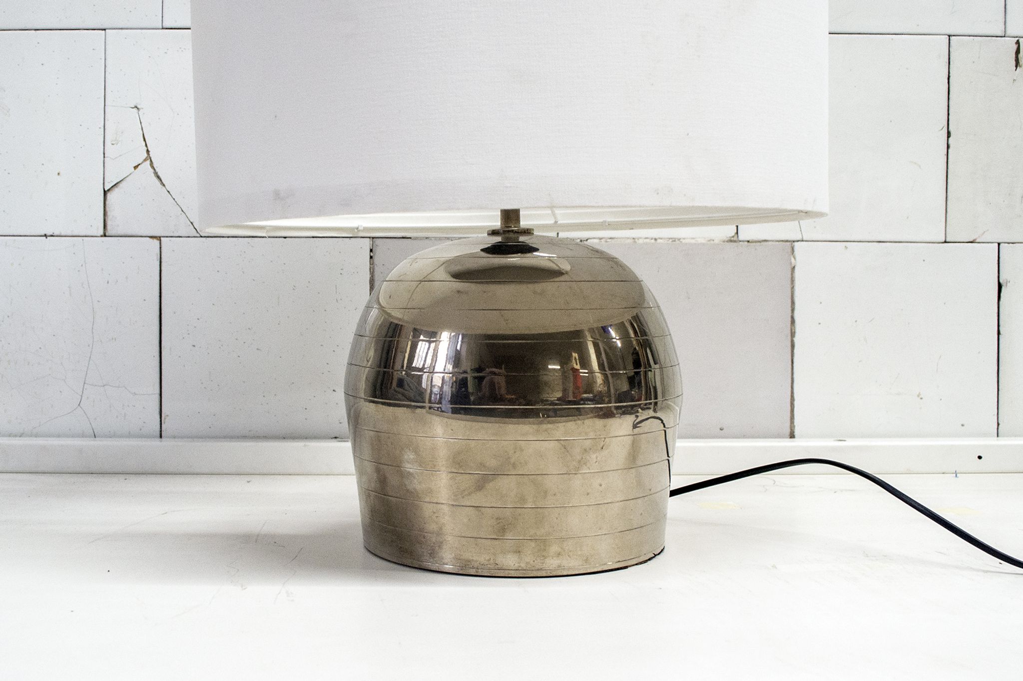 Lampe de table en métal chromé années 70 italie