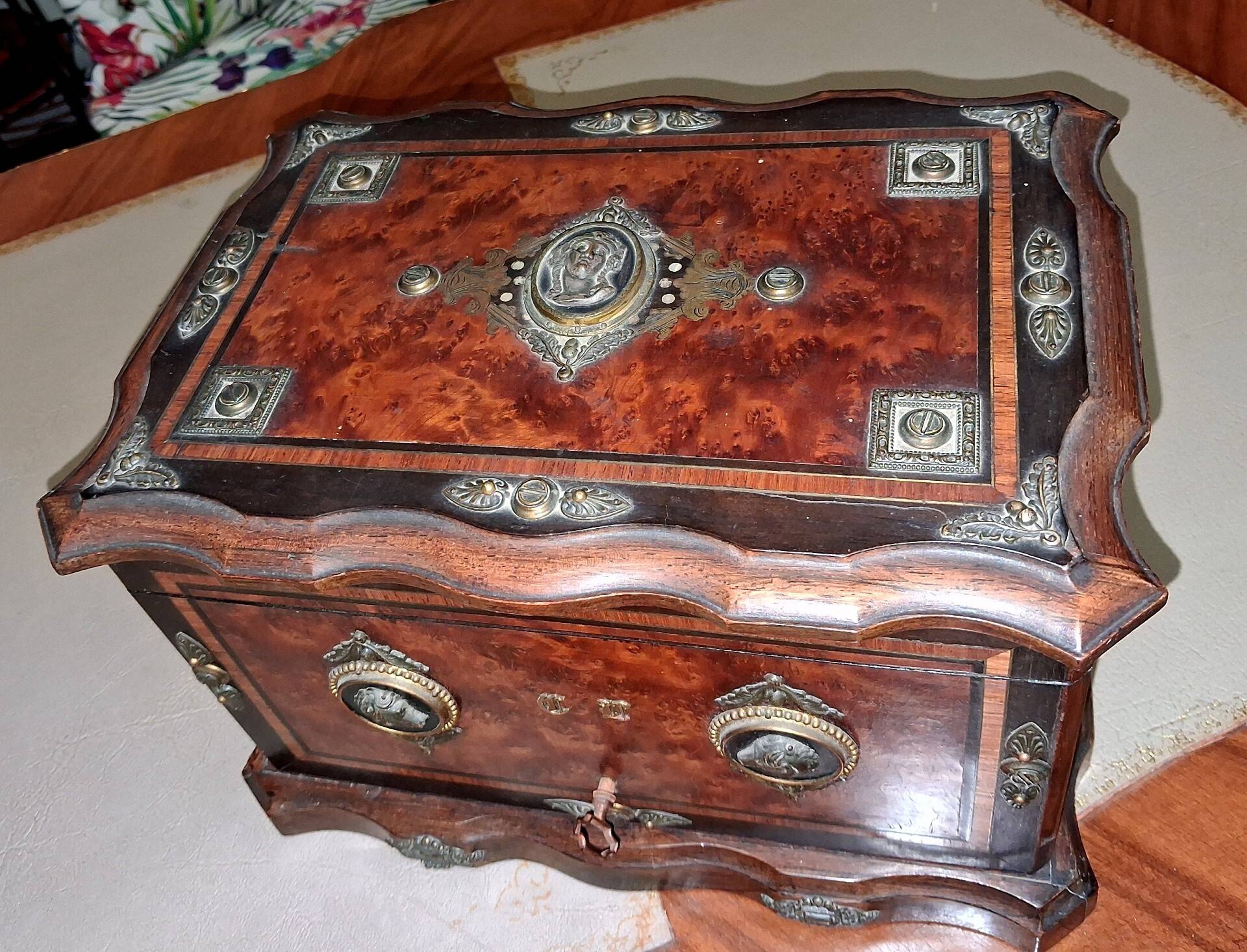 Cigar cabinet / Cigar box in burl wood and decorative bronze