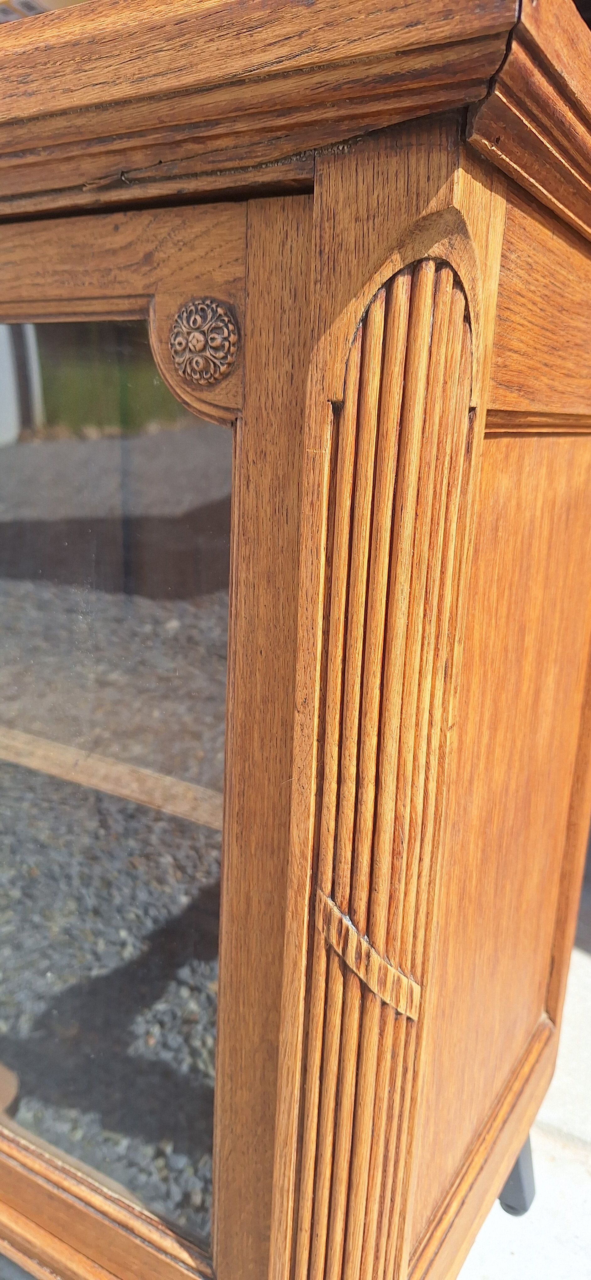 Low display cabinet