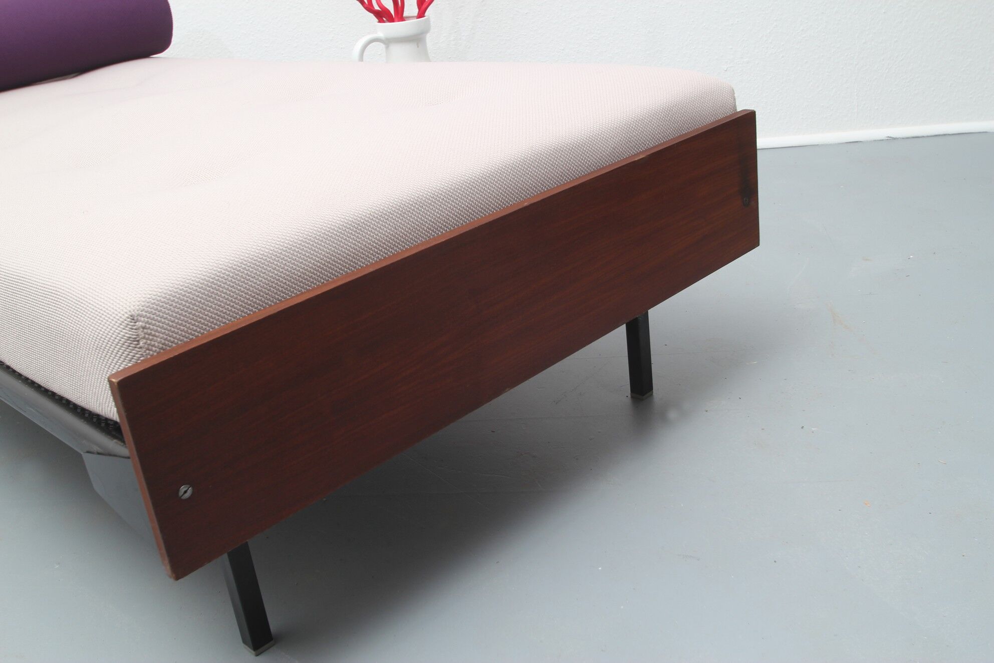 Daybed in violet 1960