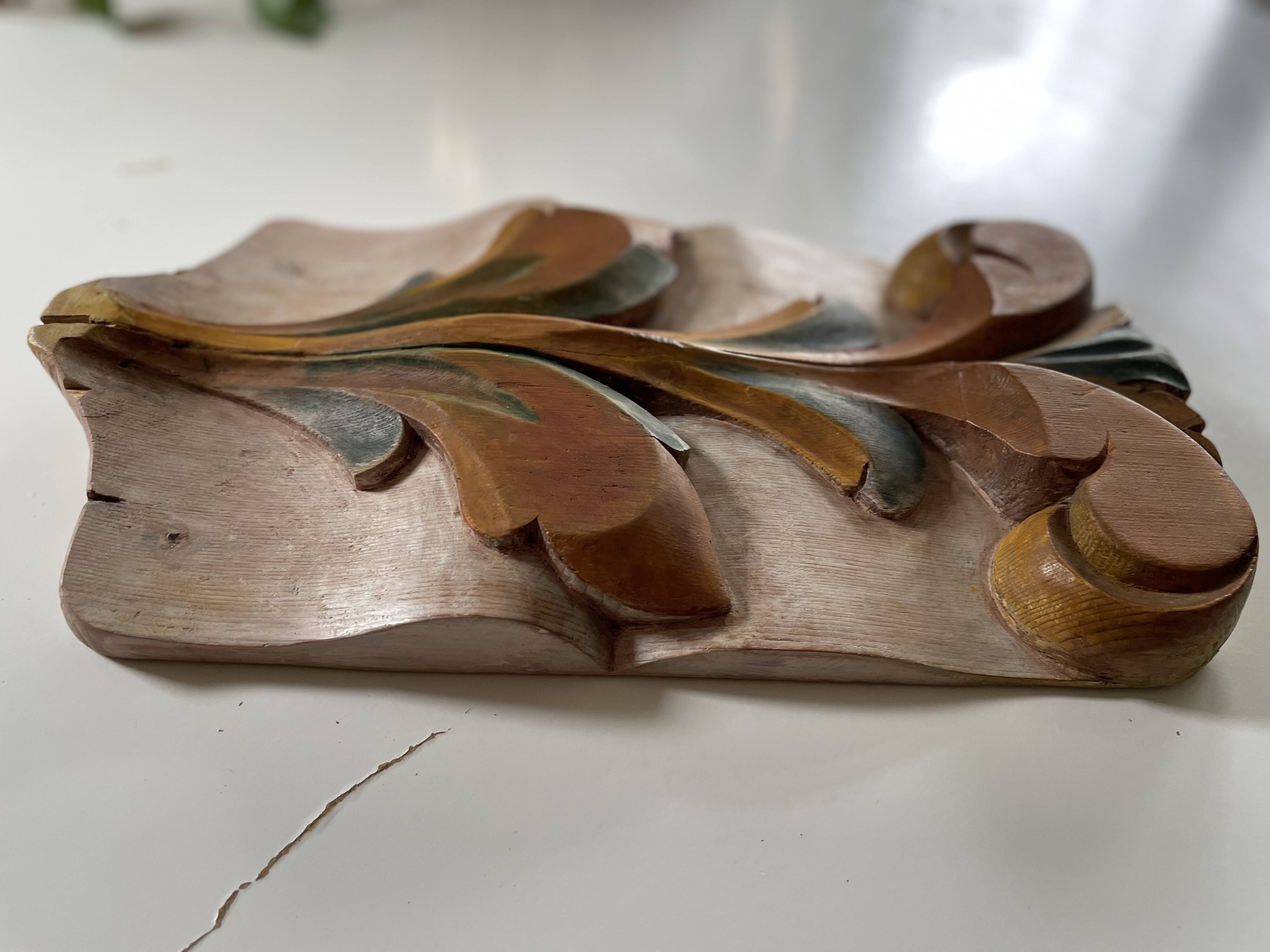 Panneau ancien en bois sculpté au décor de feuillage
