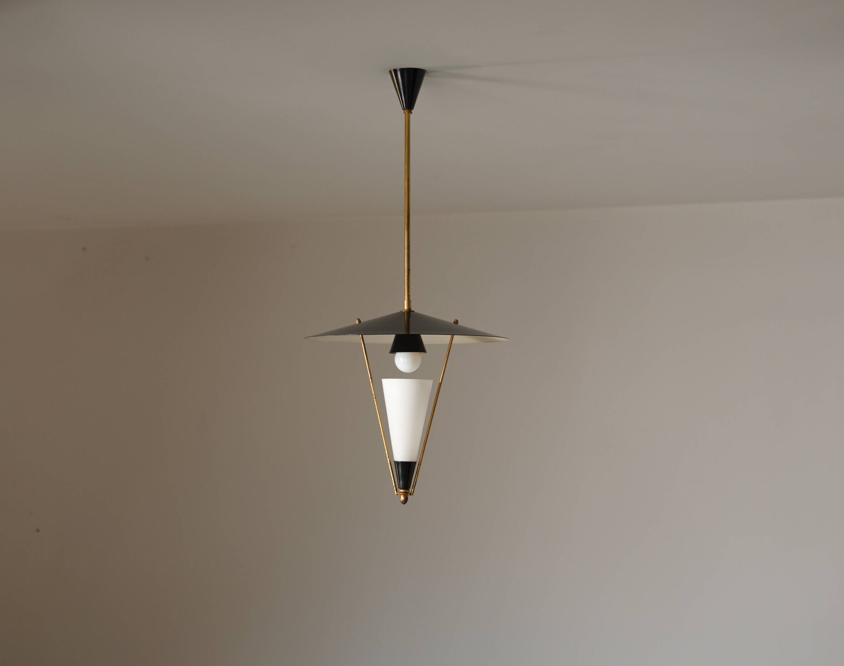 Suspension italienne en laiton et émail noir, attribuée à Stilnovo, années 1950