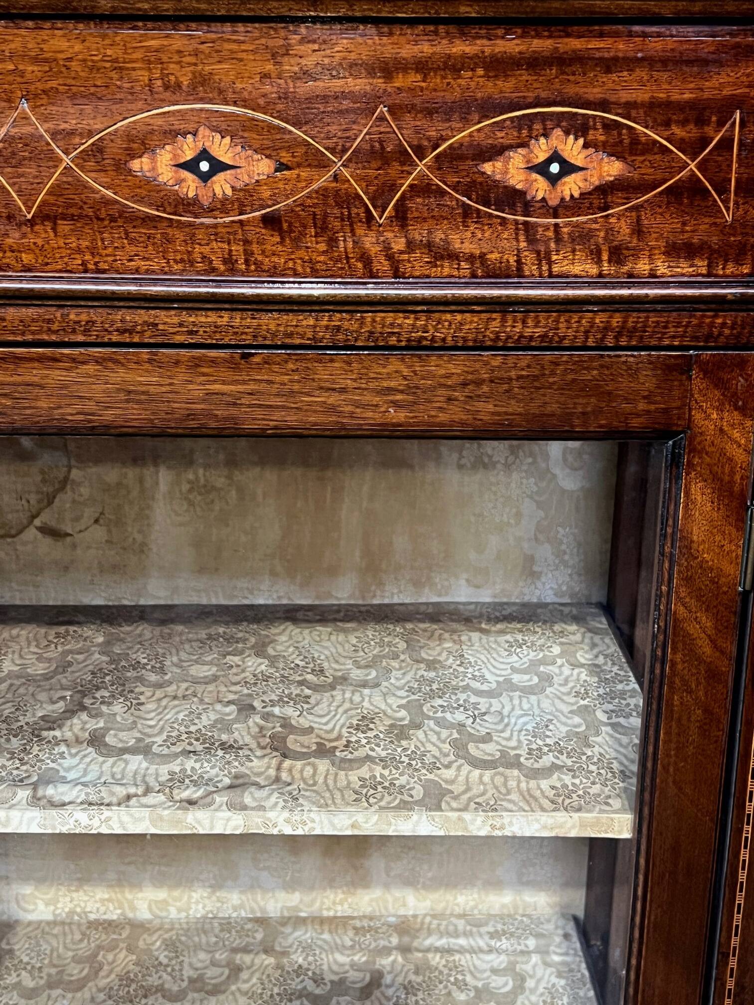 Display cabinet. Marquetry, mahogany.