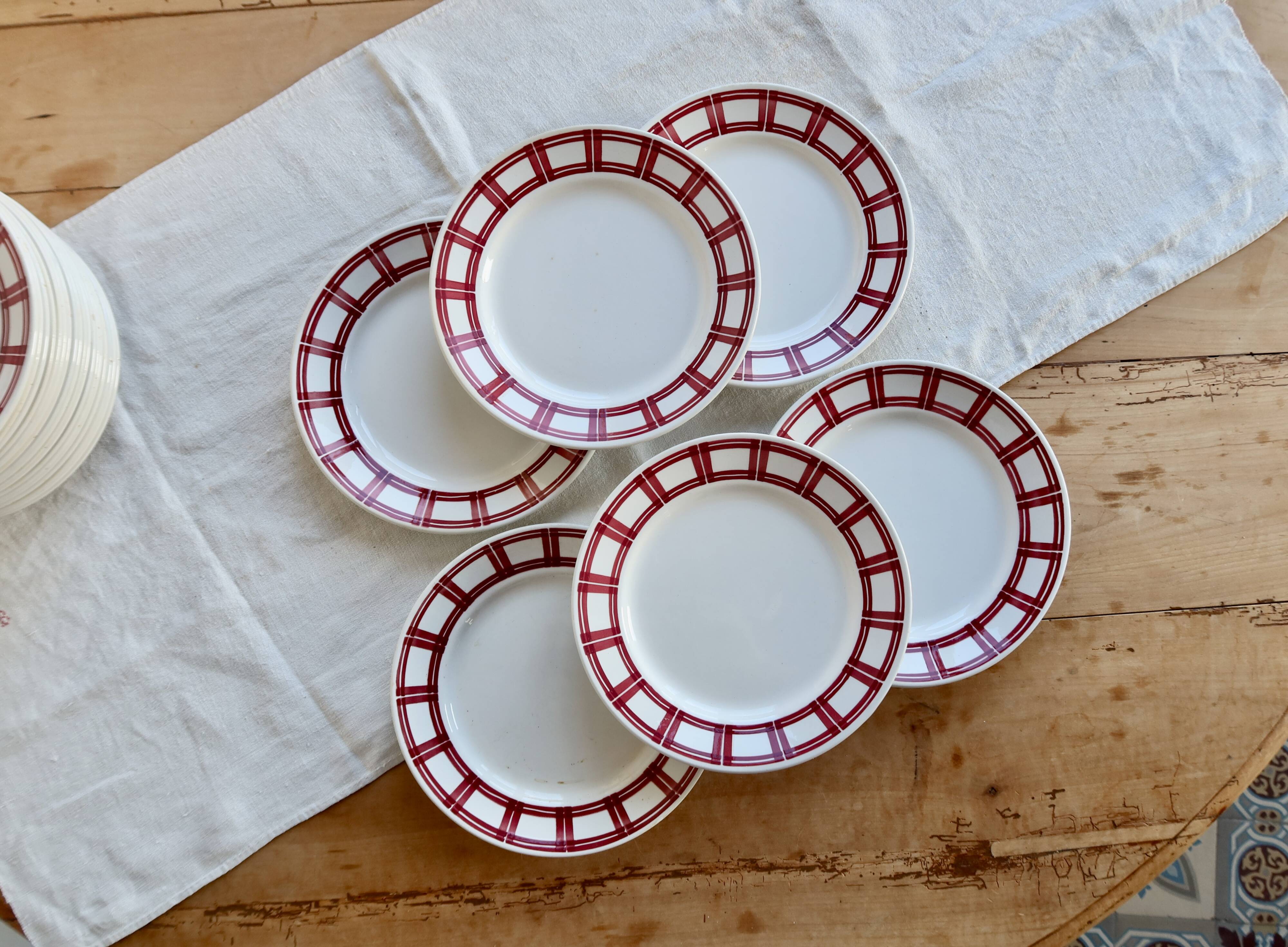 6 flat plates Badonviller ironstone with red geometric decoration