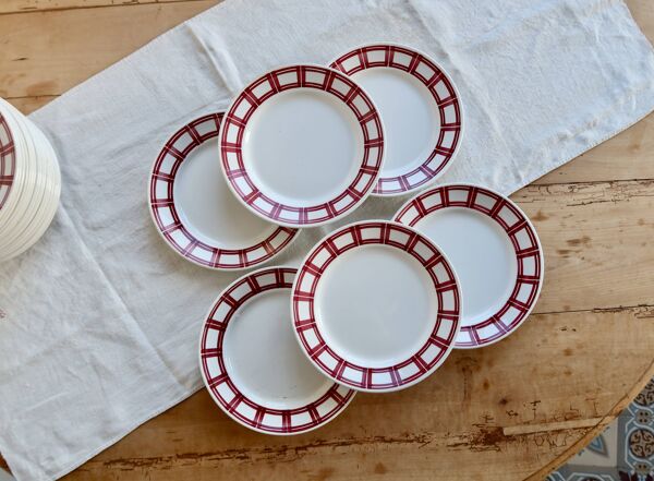 6 assiettes plates Badonviller terre de fer décor rouge géométrique