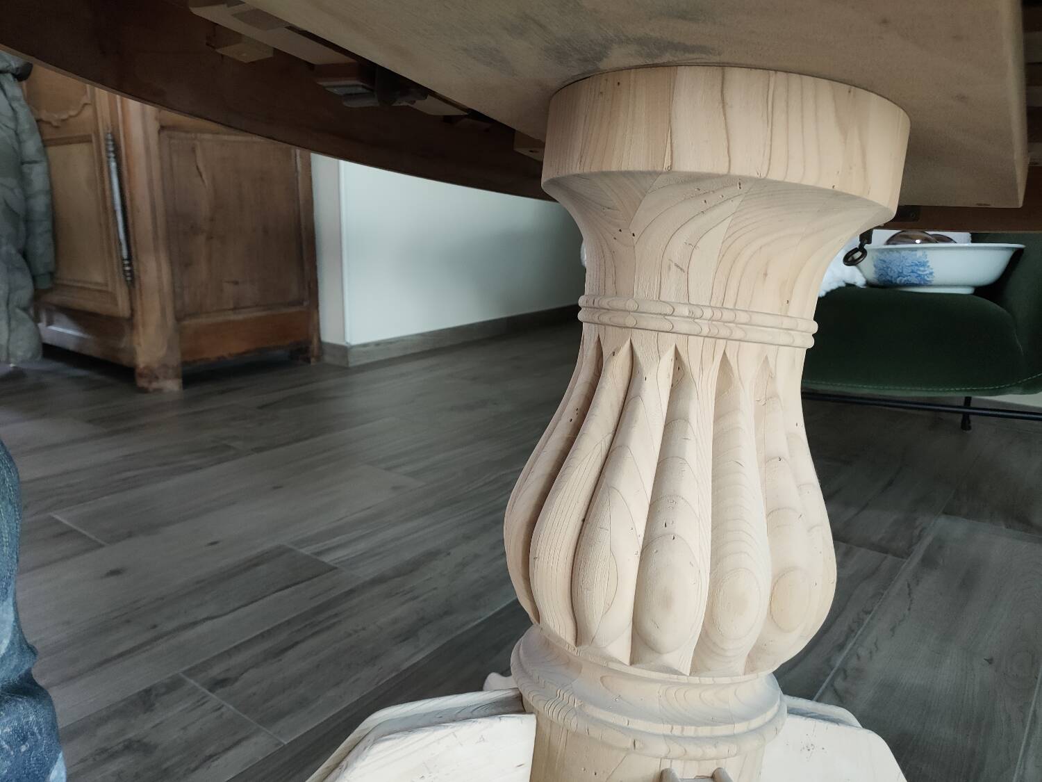 Round table with central leg