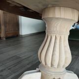 Round table with central leg