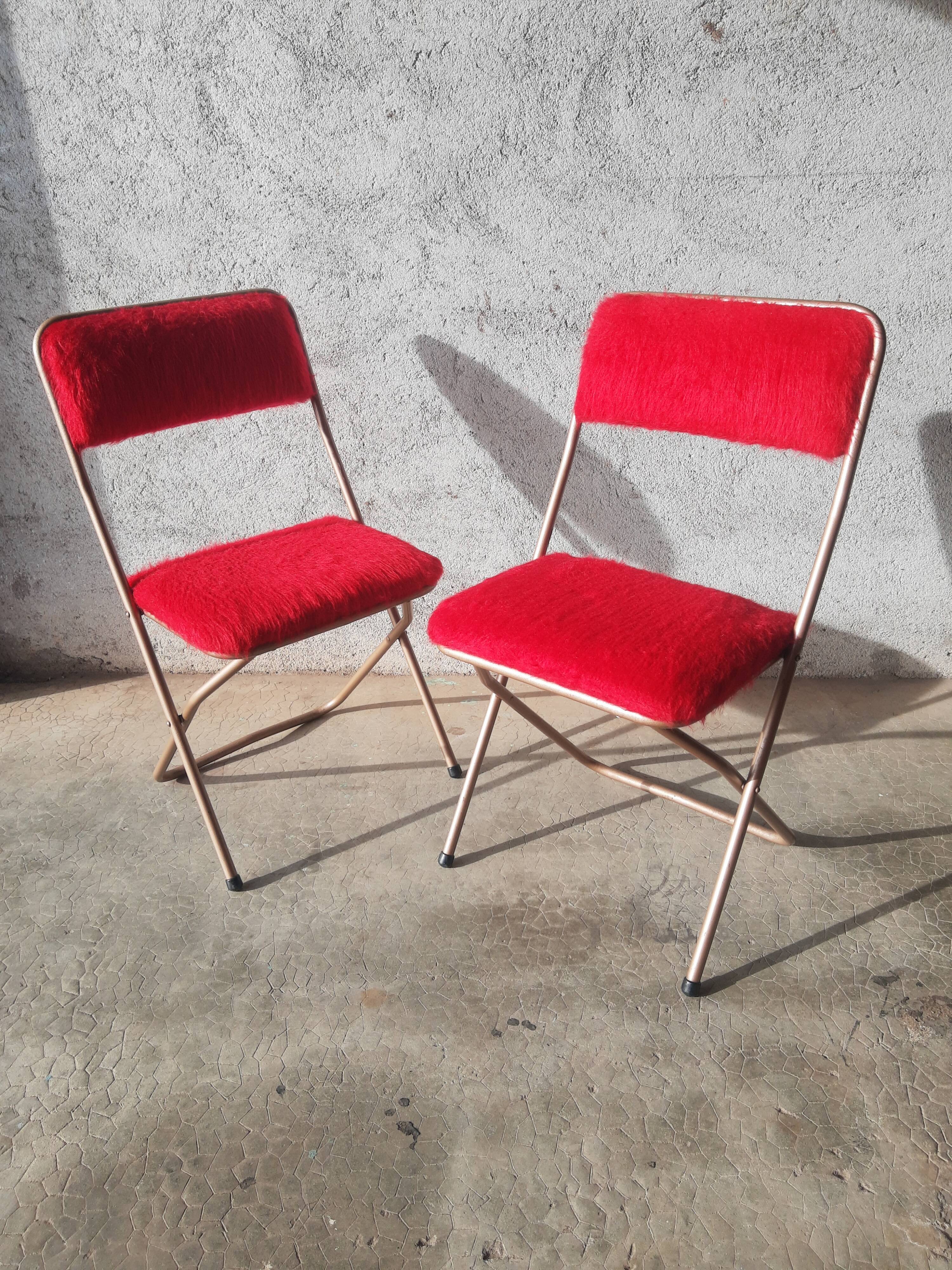 Pair of folding chairs in vintage red moumoute