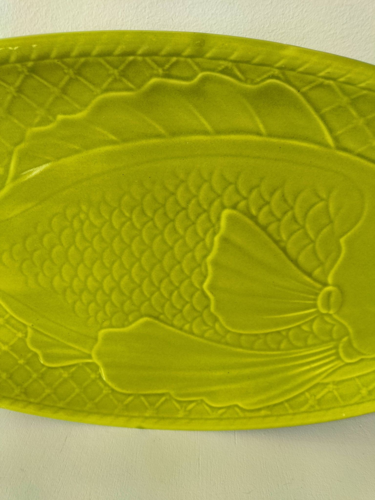 Plat à poisson Gien vert vintage en relief