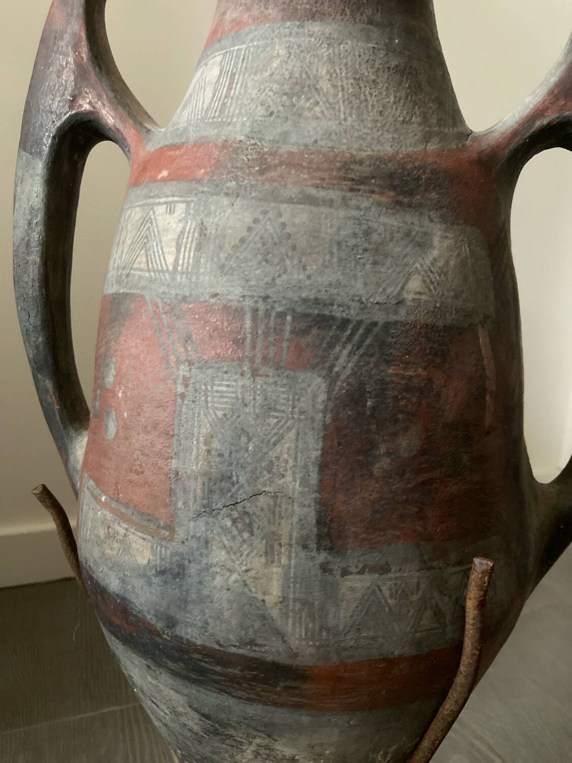 Ancient Kabyle amphora in terracotta.