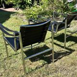 Paire de fauteuils en cuir et acier