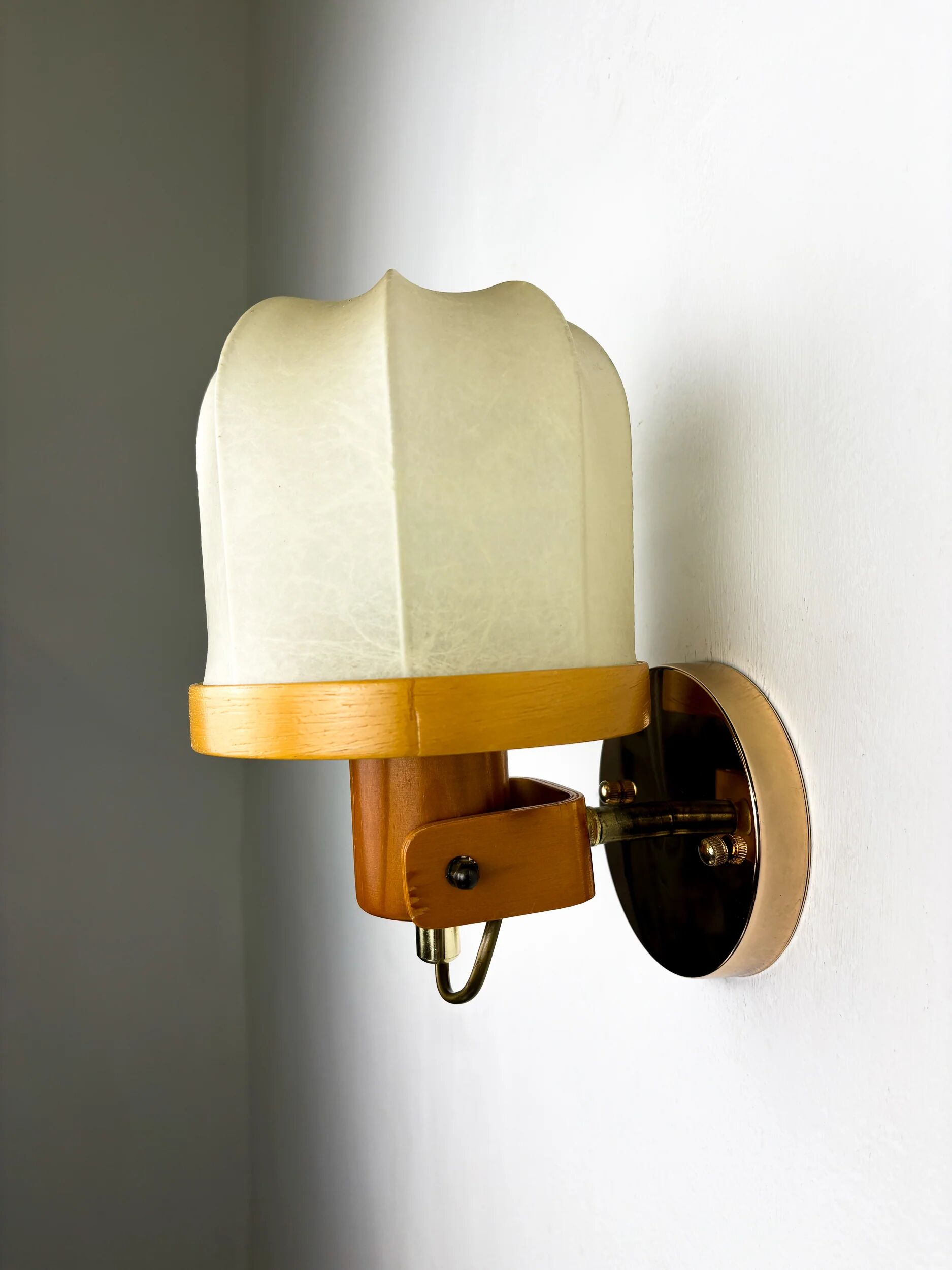 Pair of articulated "Cocoon" wall lights, resin and pine, Italy, 1970s