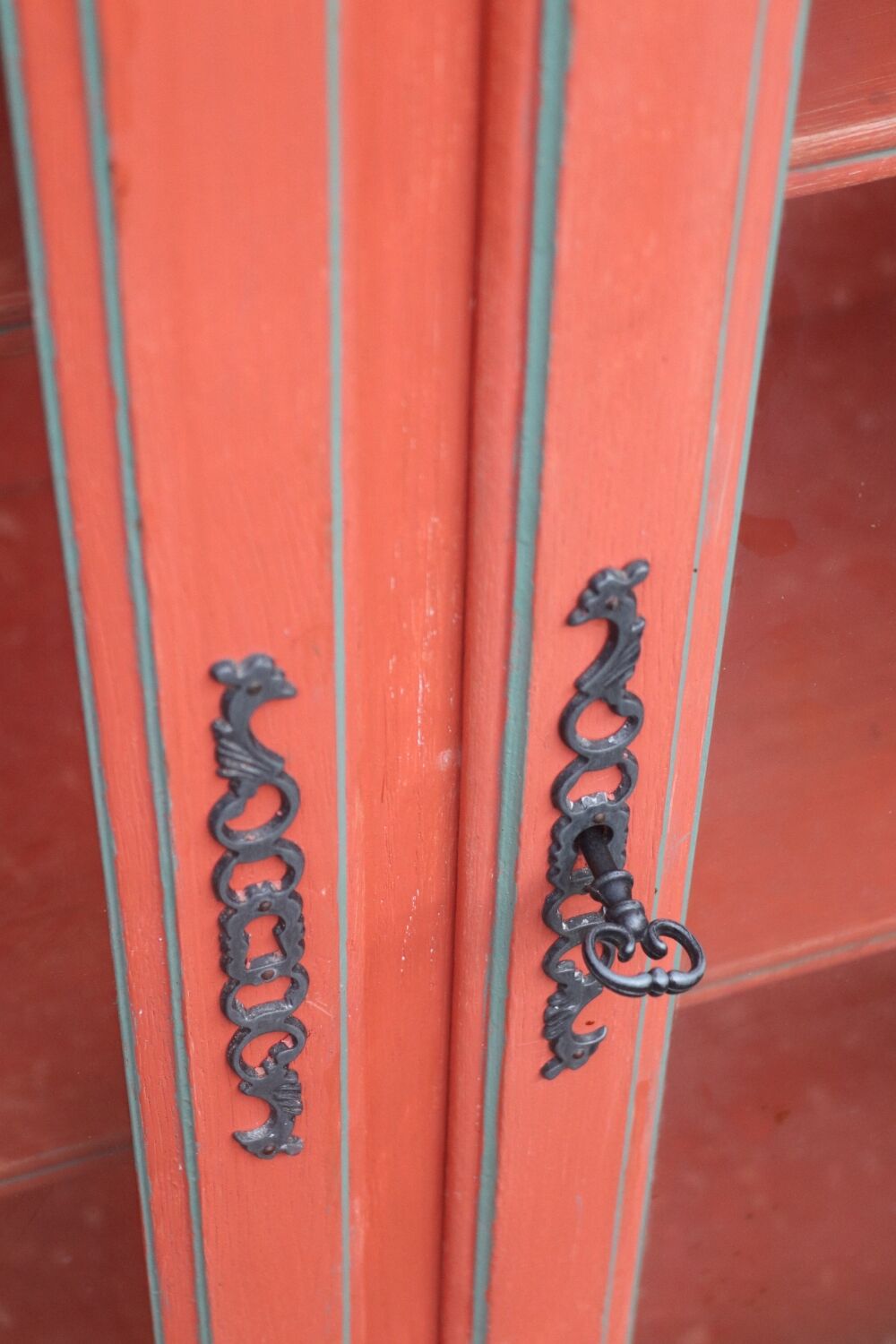 Buffet vitrine rouge terracota
