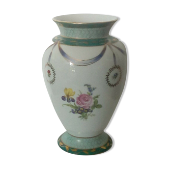 Vase en porcelaine de style Louis XVI decor noeuds et fleurs