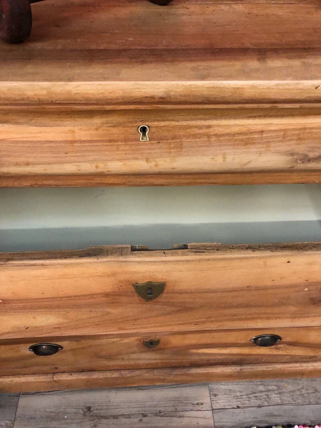 Walnut chest of drawers