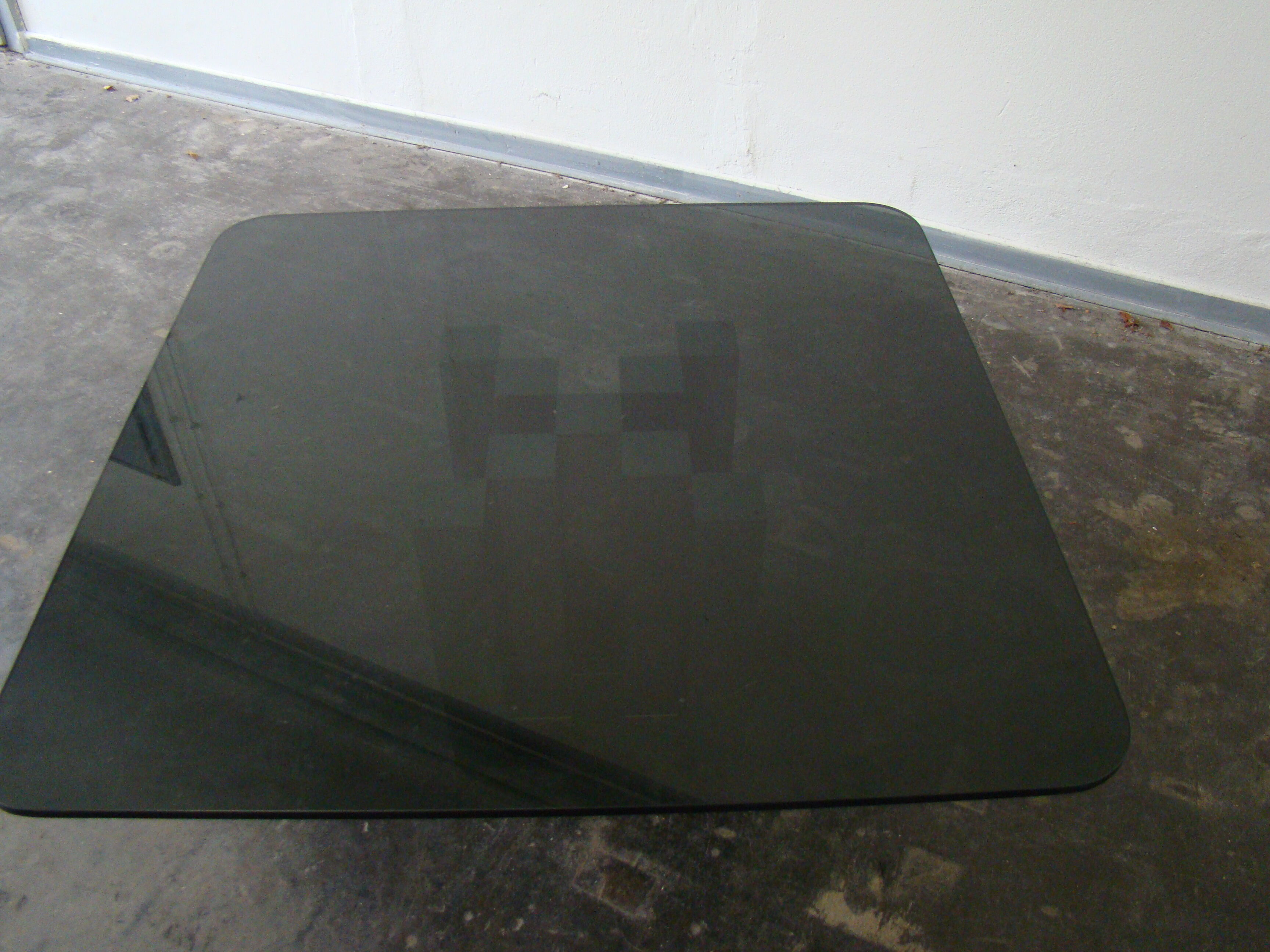 Table basse en verre fumé et chrome 1970