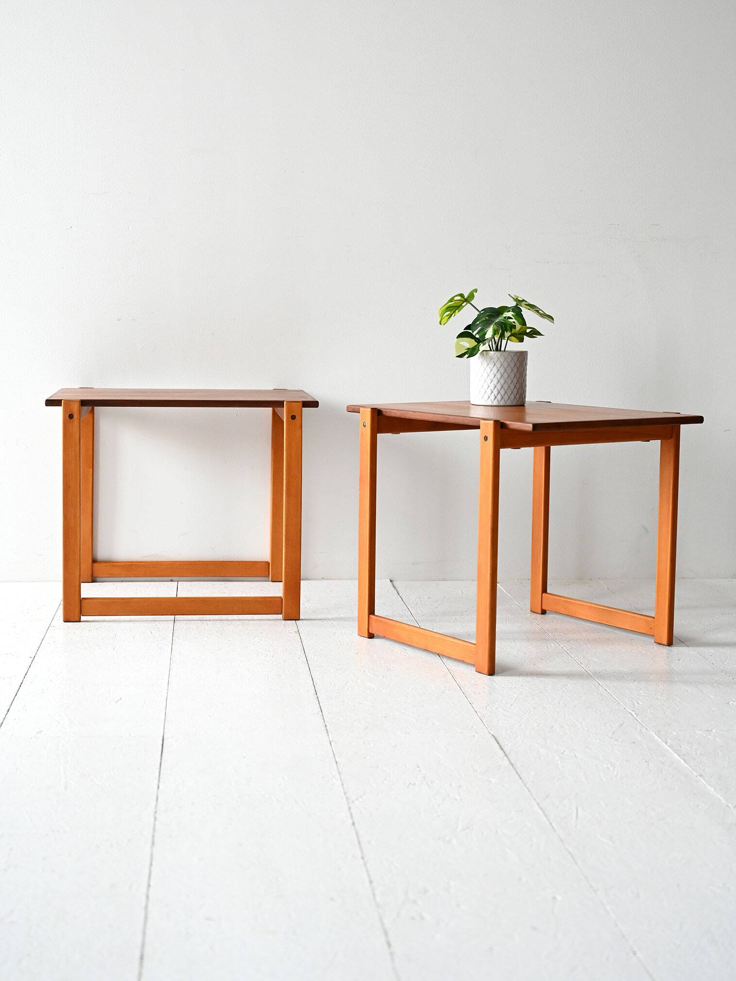 Paire de tables gigognes scandinaves vintage en teck et hêtre