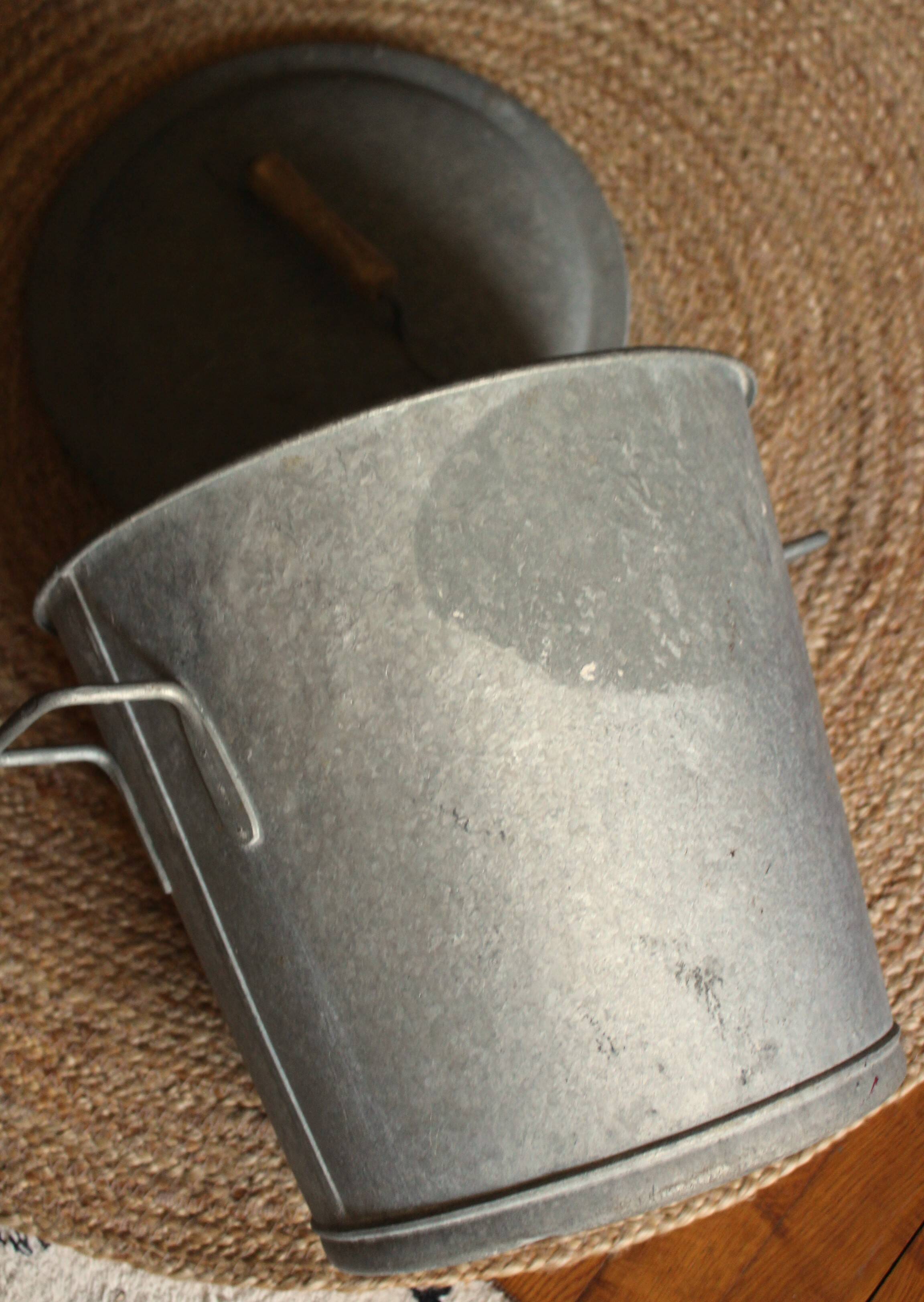 Medium round zinc basin with garden lid