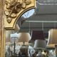 Grand miroir ancien luxueux dans un cadre doré de style Louis XVI.