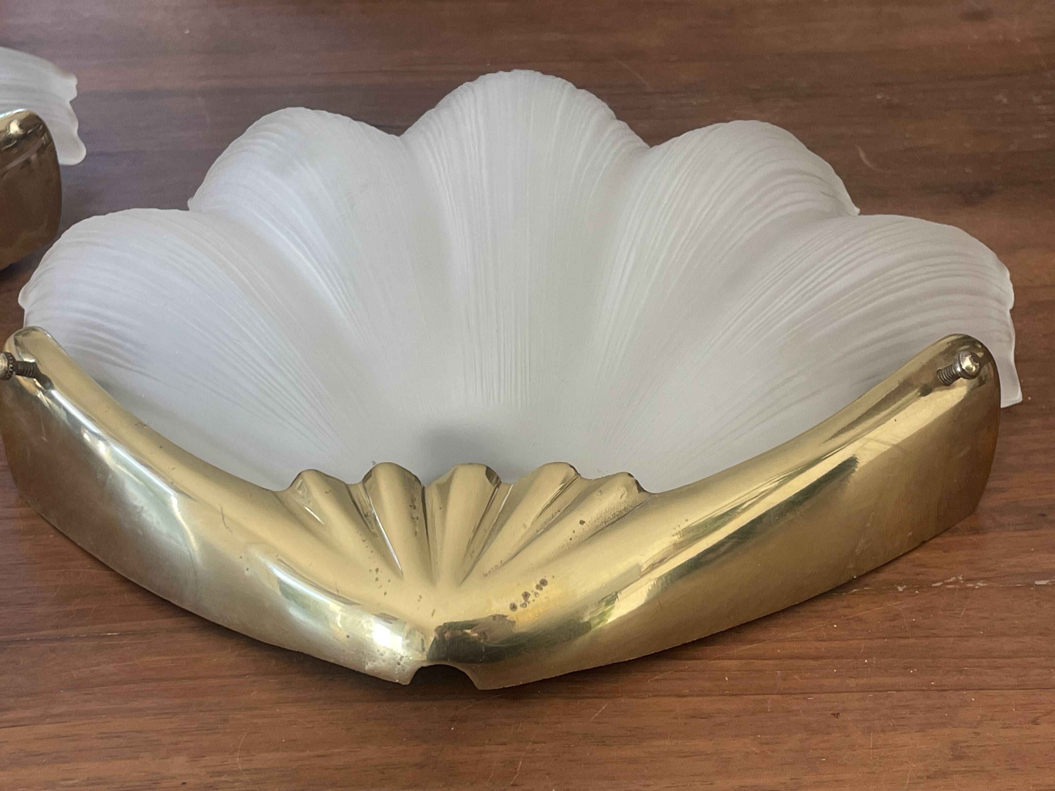 Paire d’appliques vintage en verre dépoli et laiton